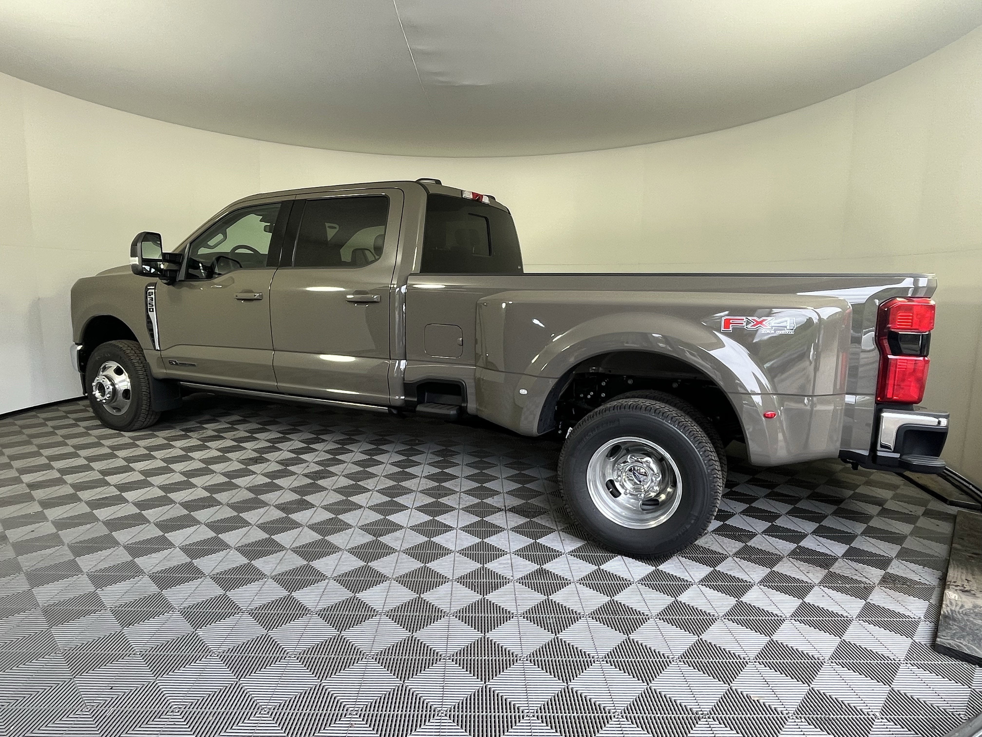 2026 Ford Super Duty F-350 DRW LARIAT 4WD Crew Cab 8' Box
