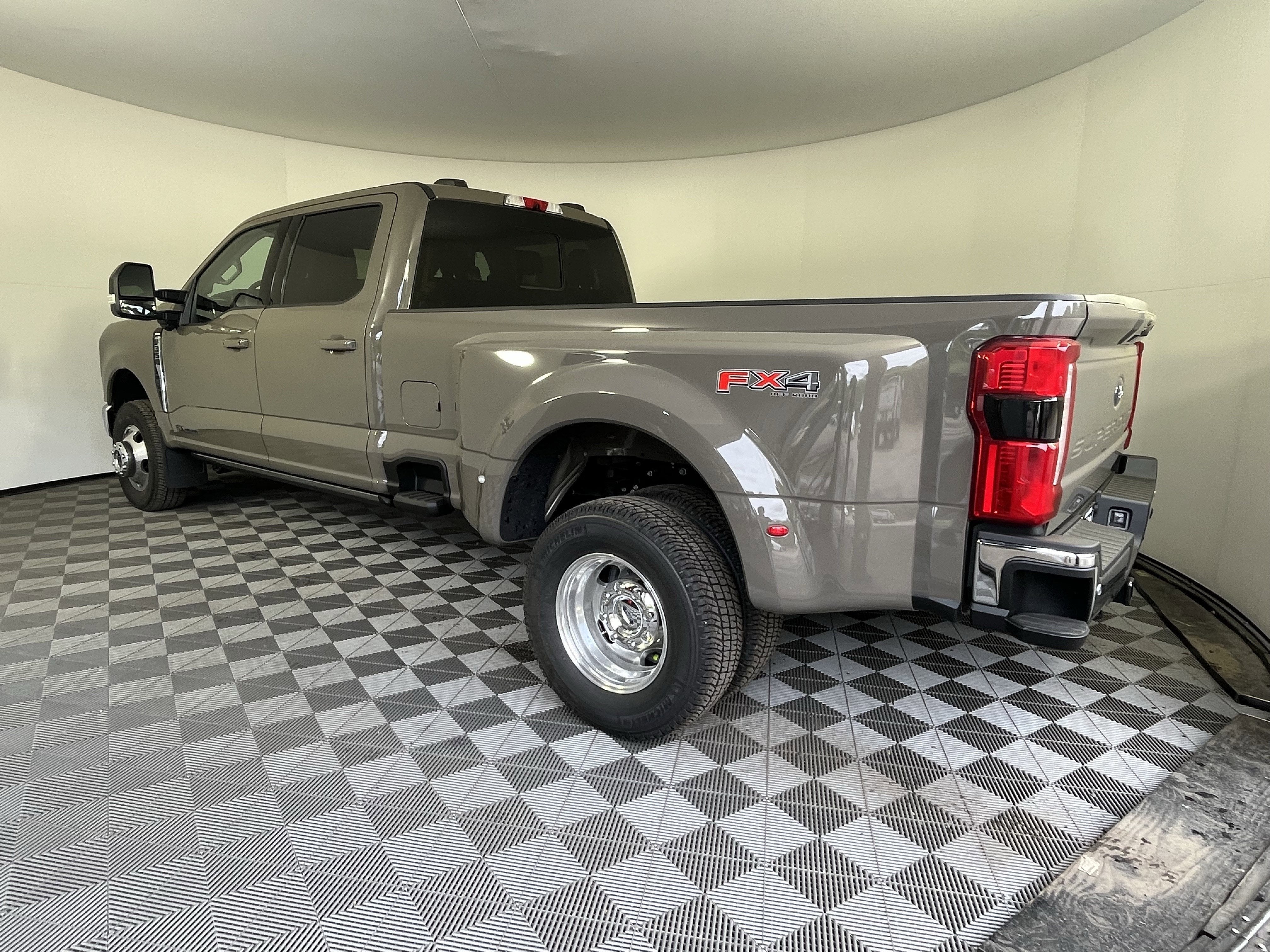 2026 Ford Super Duty F-350 DRW LARIAT 4WD Crew Cab 8' Box