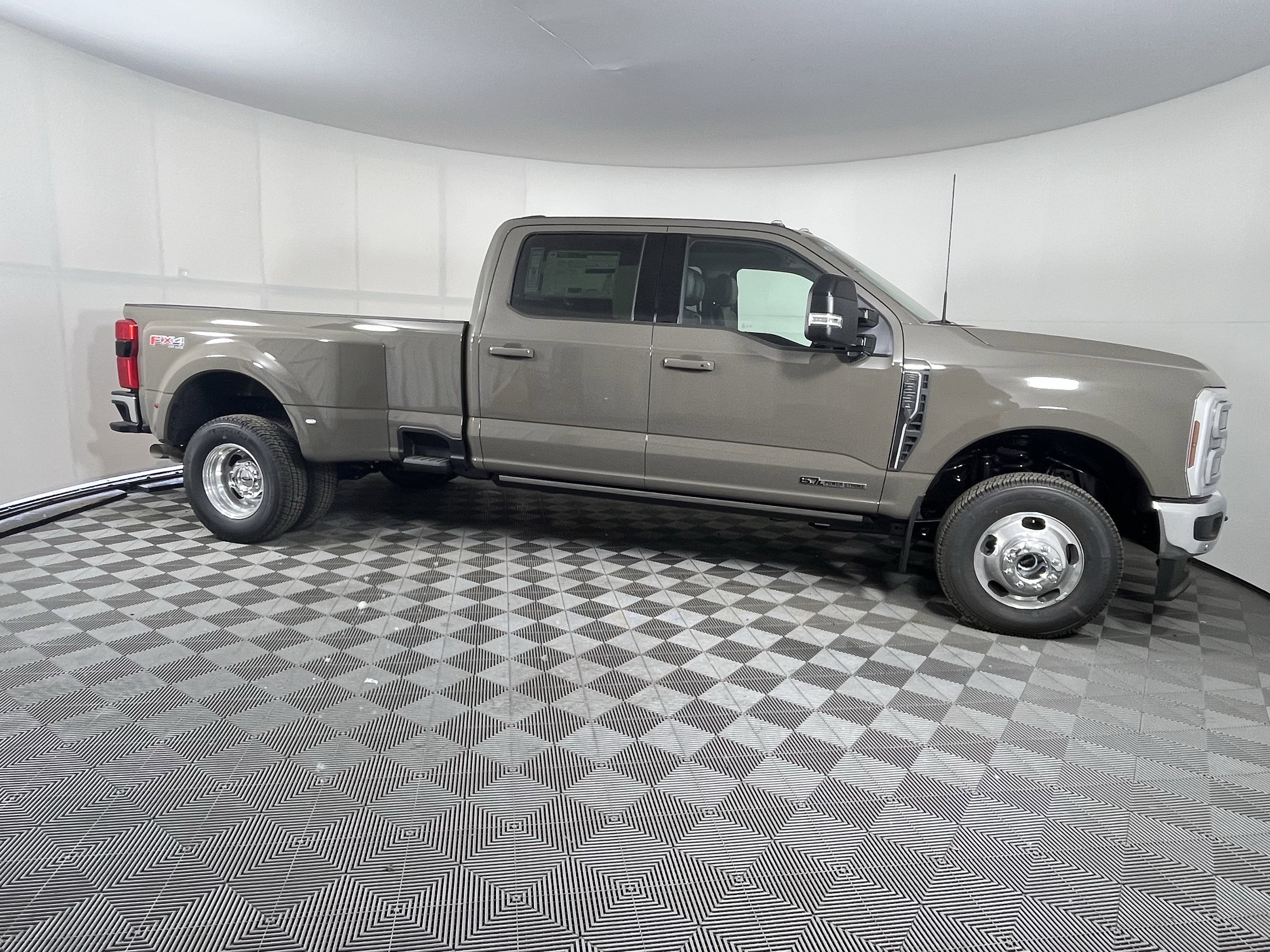 2026 Ford Super Duty F-350 DRW LARIAT 4WD Crew Cab 8' Box