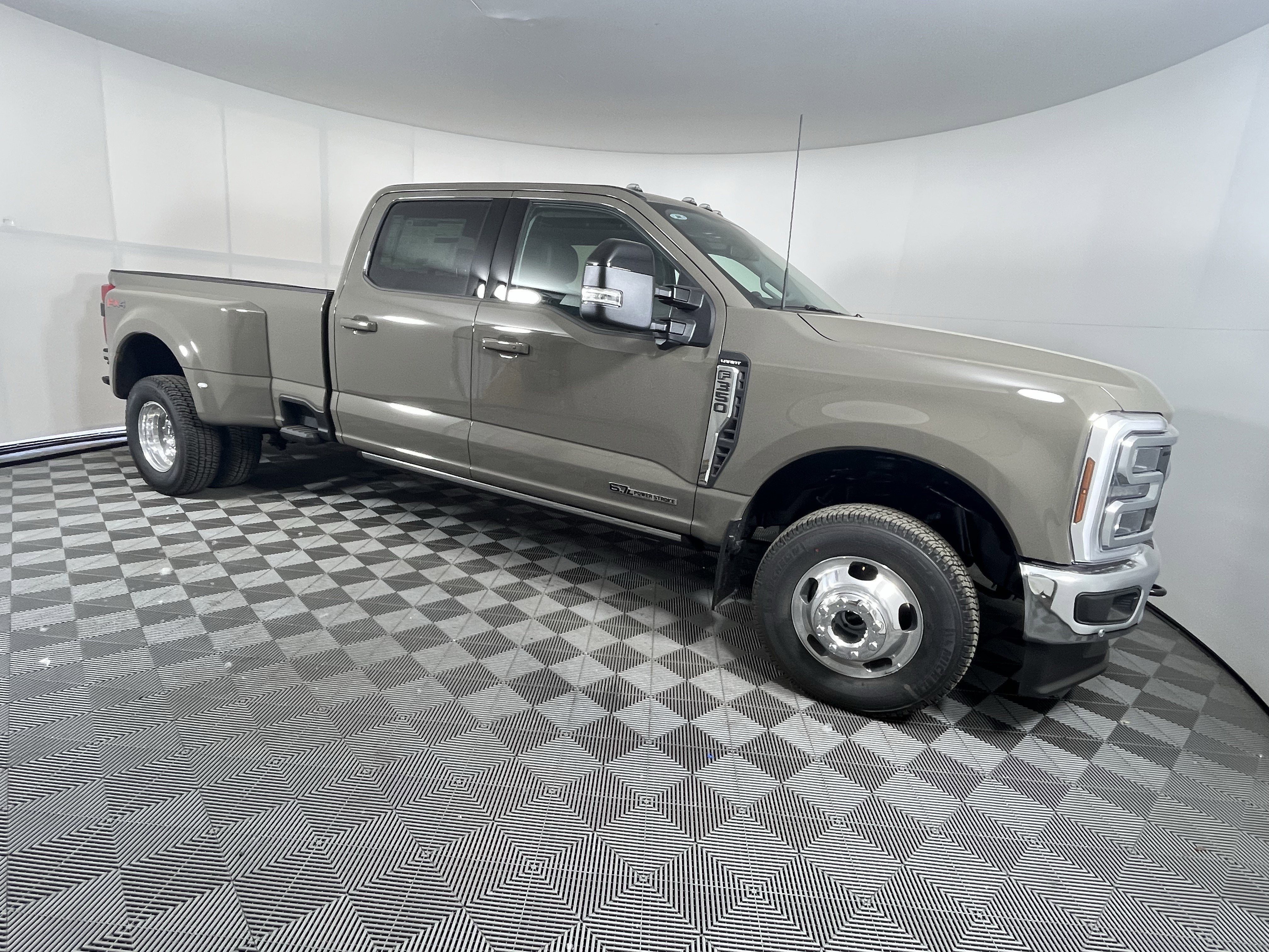 2026 Ford Super Duty F-350 DRW LARIAT 4WD Crew Cab 8' Box