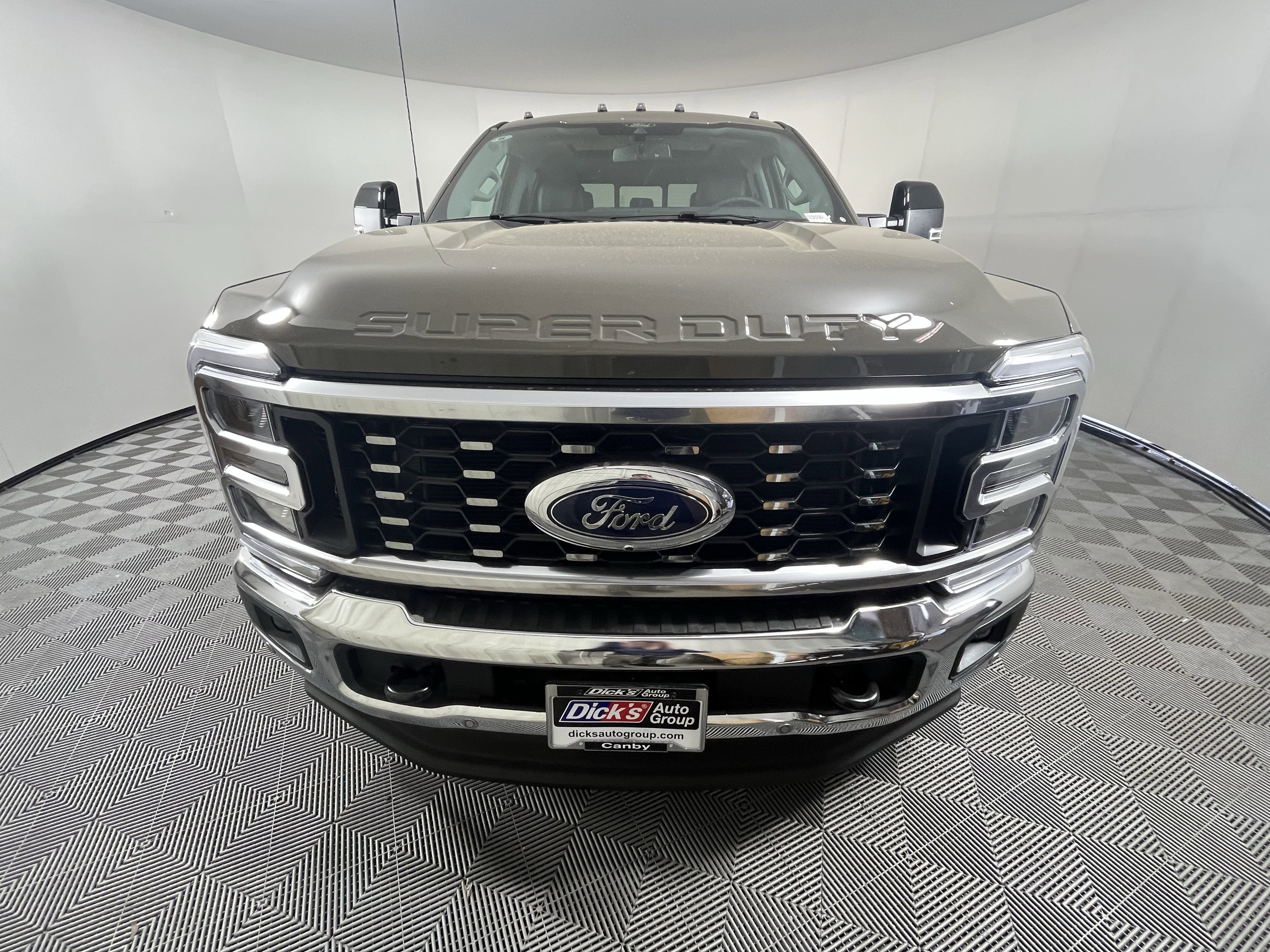 2026 Ford Super Duty F-350 DRW LARIAT 4WD Crew Cab 8' Box