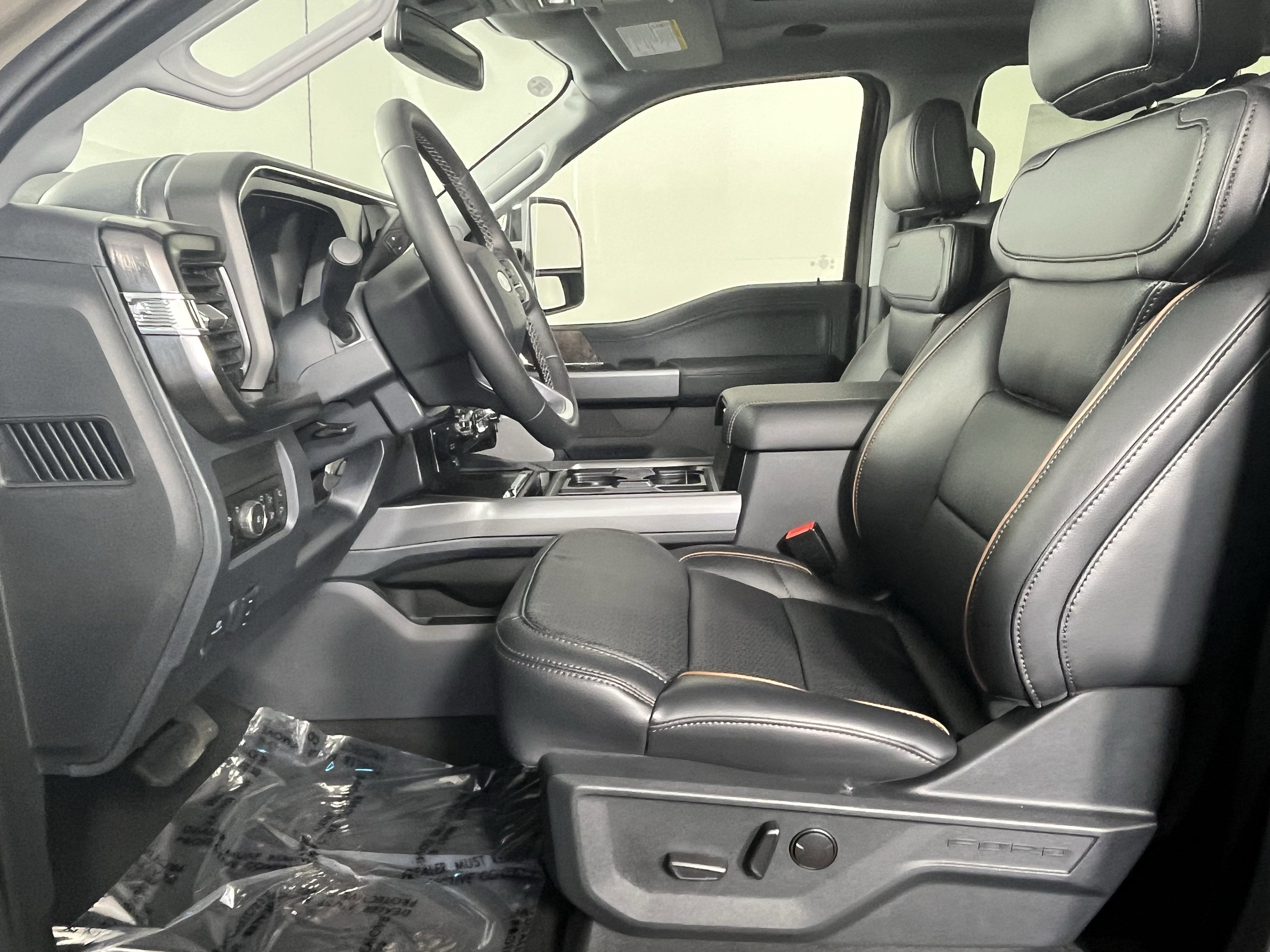 2026 Ford Super Duty F-350 DRW LARIAT 4WD Crew Cab 8' Box