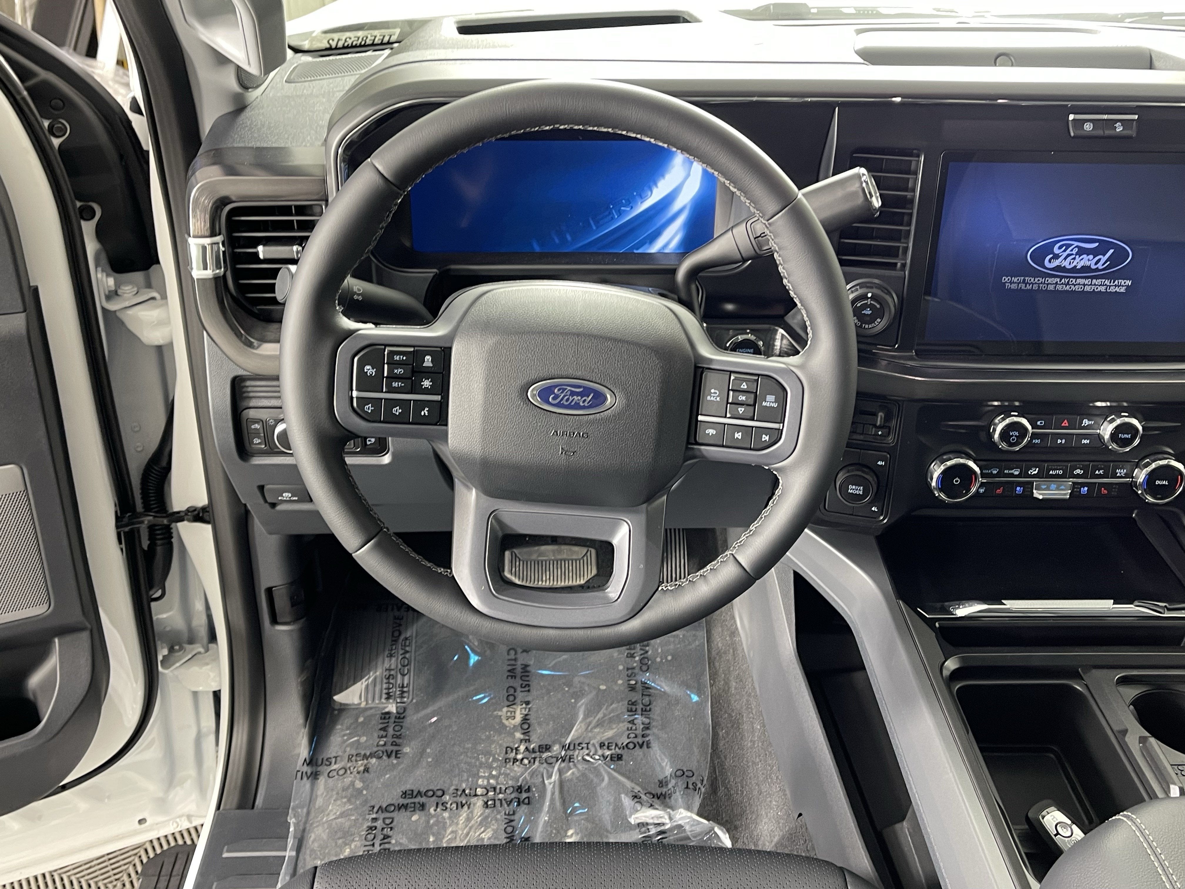2026 Ford Super Duty F-350 DRW LARIAT 4WD Crew Cab 8' Box