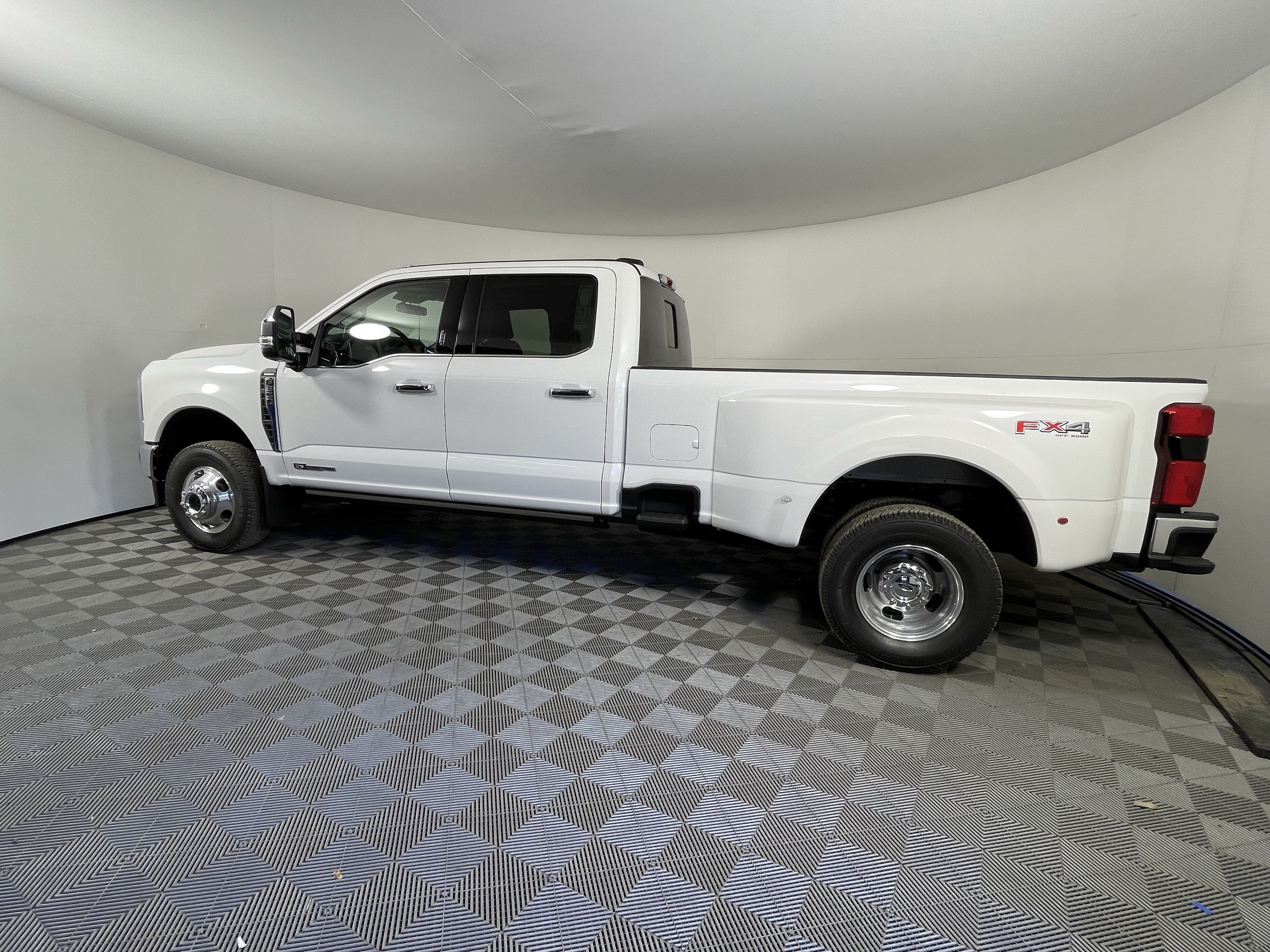2026 Ford Super Duty F-350 DRW LARIAT 4WD Crew Cab 8' Box