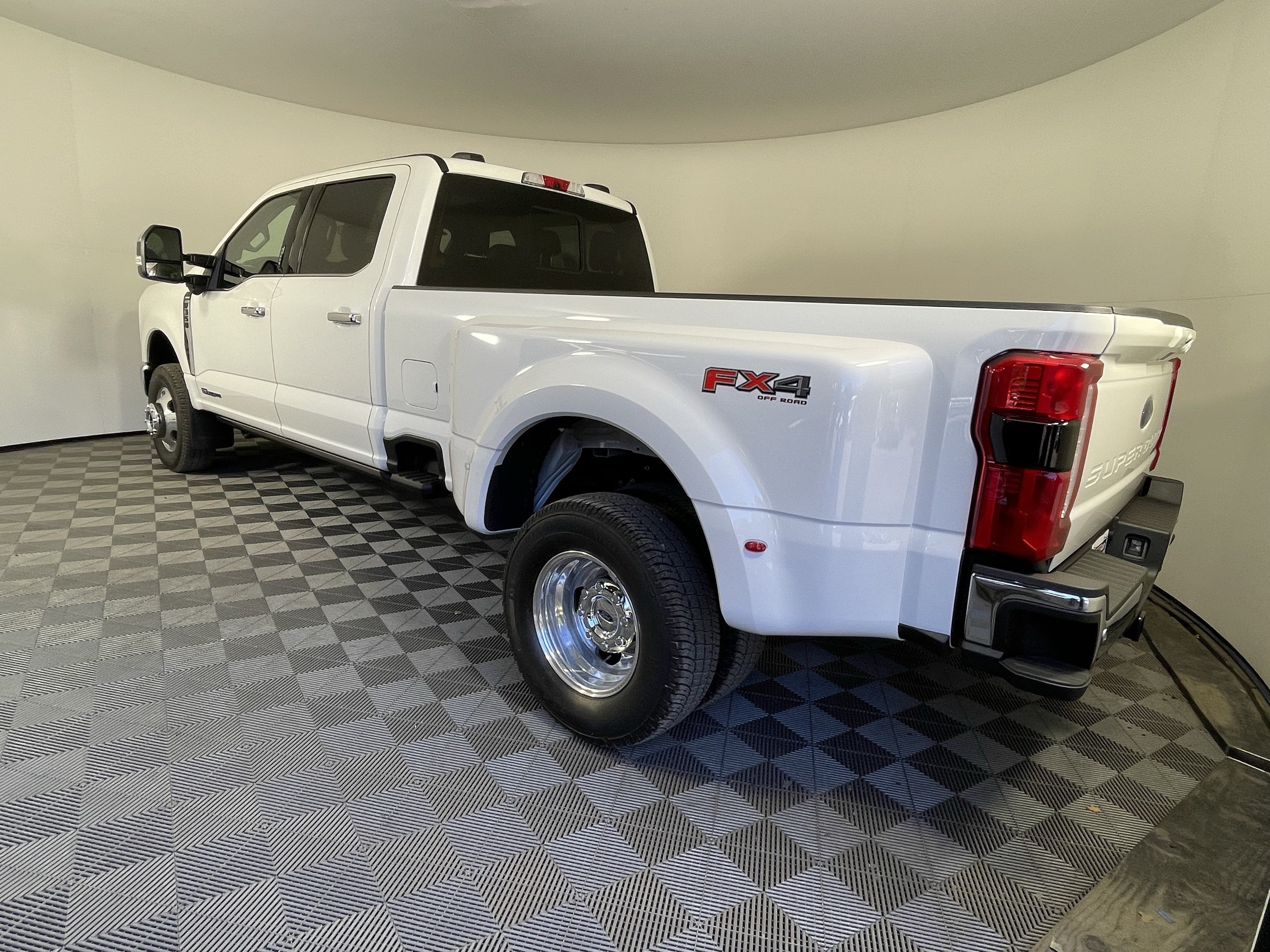 2026 Ford Super Duty F-350 DRW LARIAT 4WD Crew Cab 8' Box