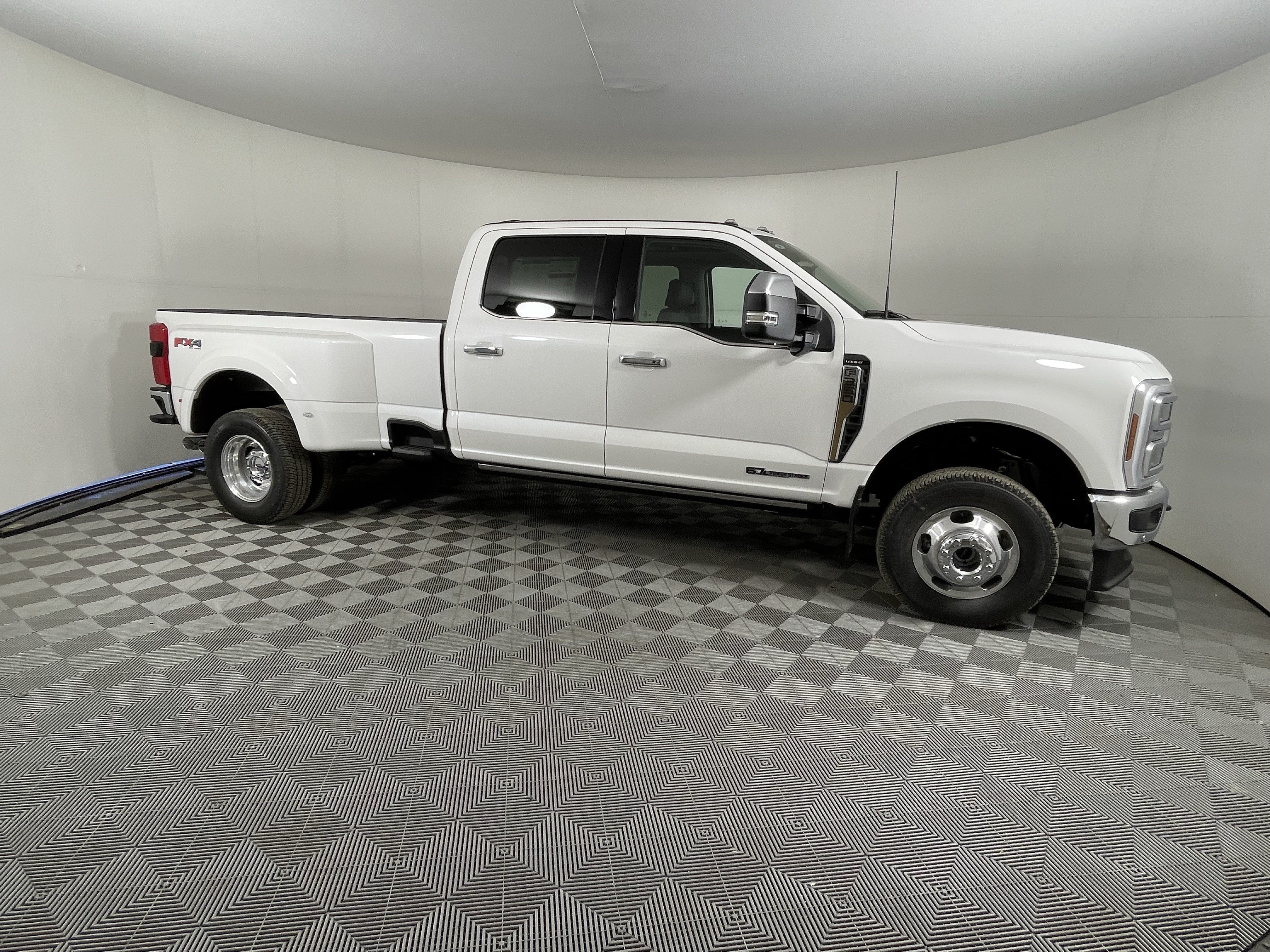 2026 Ford Super Duty F-350 DRW LARIAT 4WD Crew Cab 8' Box
