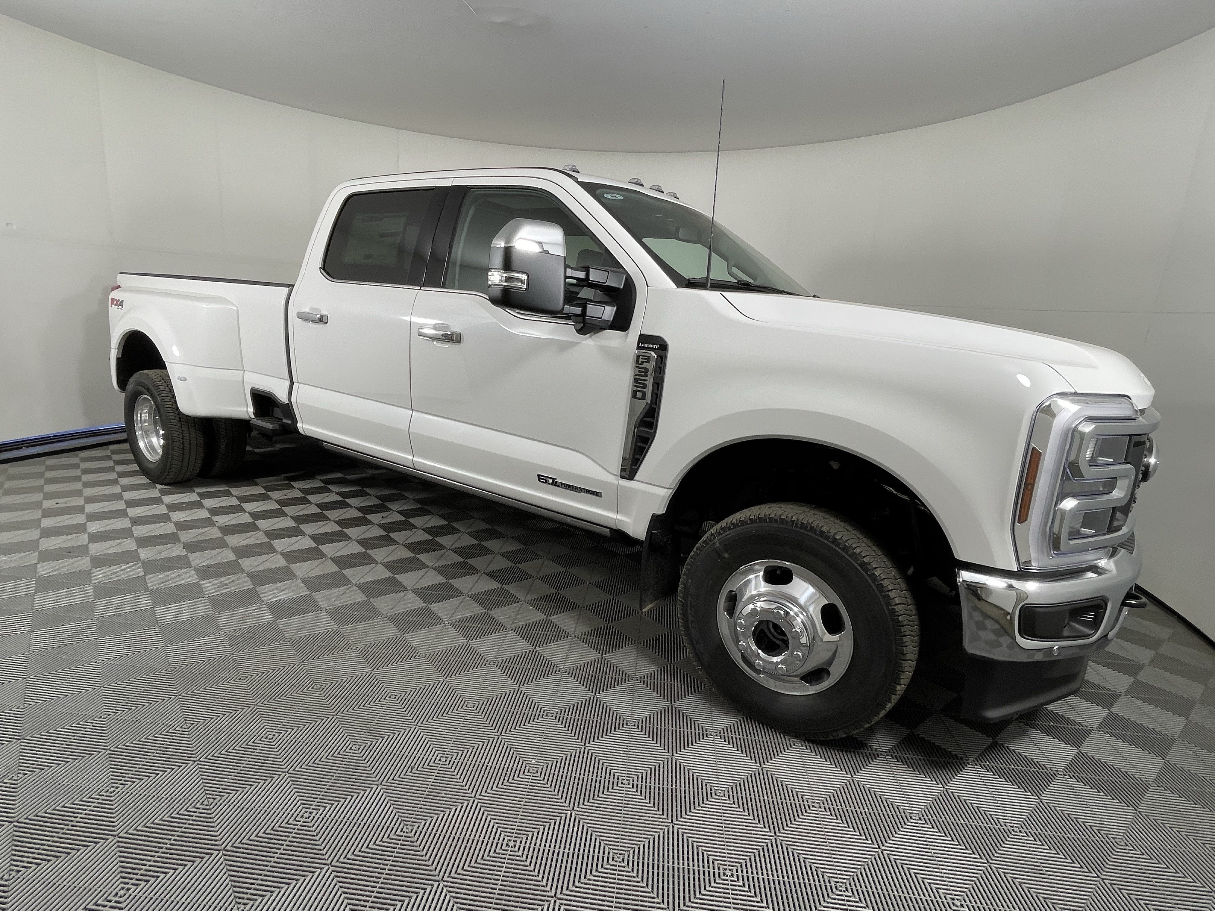 2026 Ford Super Duty F-350 DRW LARIAT 4WD Crew Cab 8' Box
