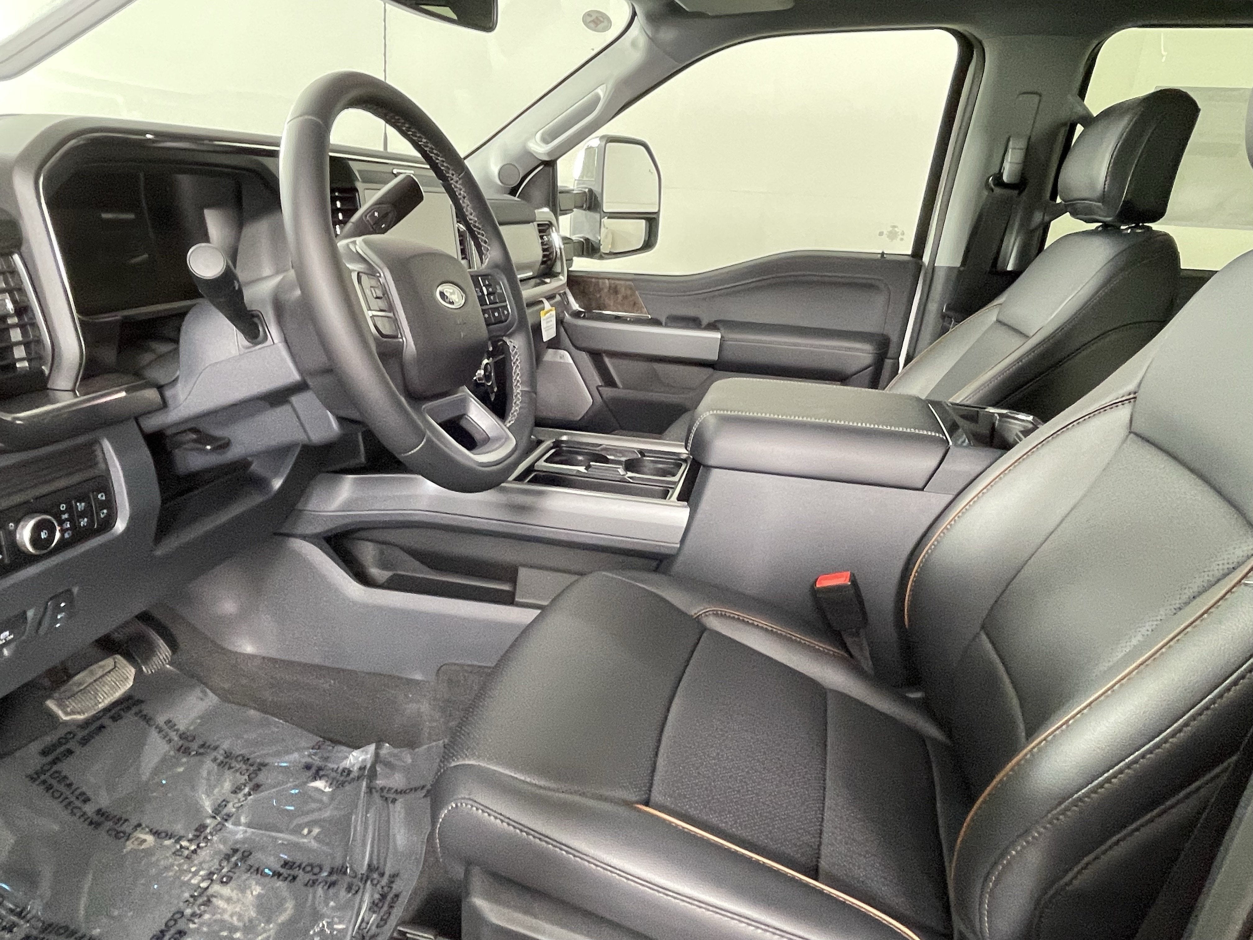 2026 Ford Super Duty F-350 DRW LARIAT 4WD Crew Cab 8' Box