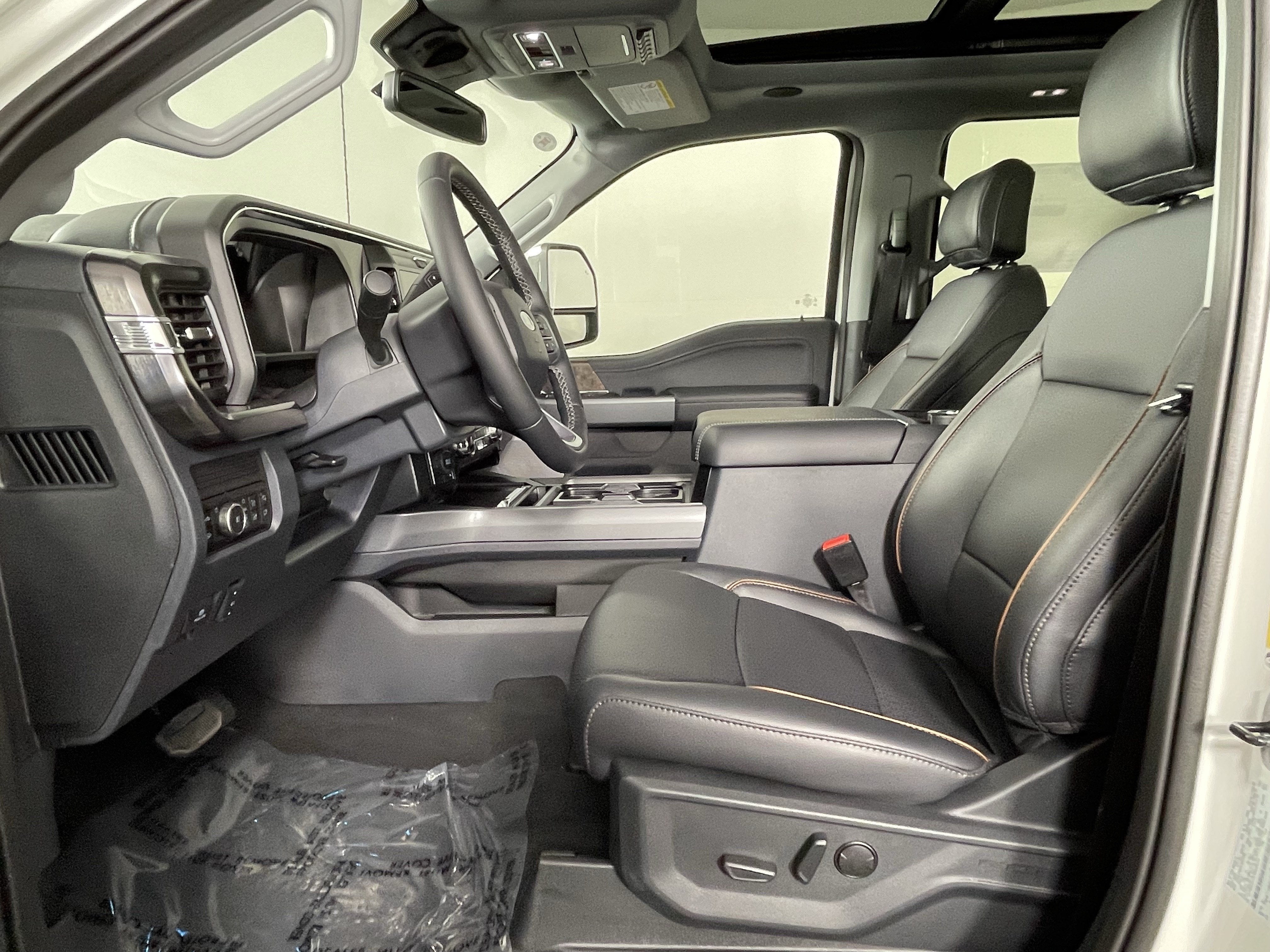 2026 Ford Super Duty F-350 DRW LARIAT 4WD Crew Cab 8' Box