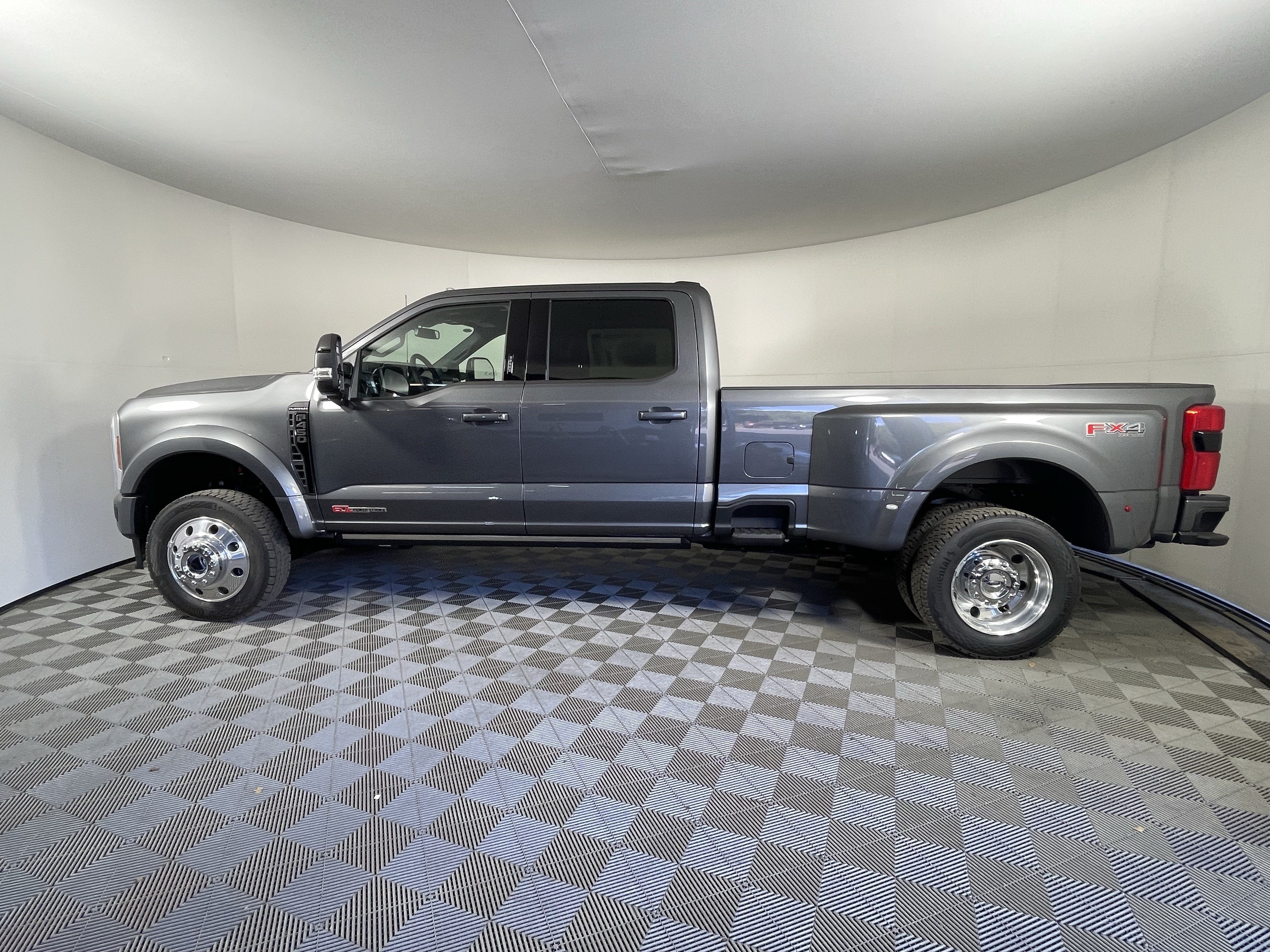 2026 Ford Super Duty F-450 DRW PLATINUM 4WD Crew Cab 8' Box