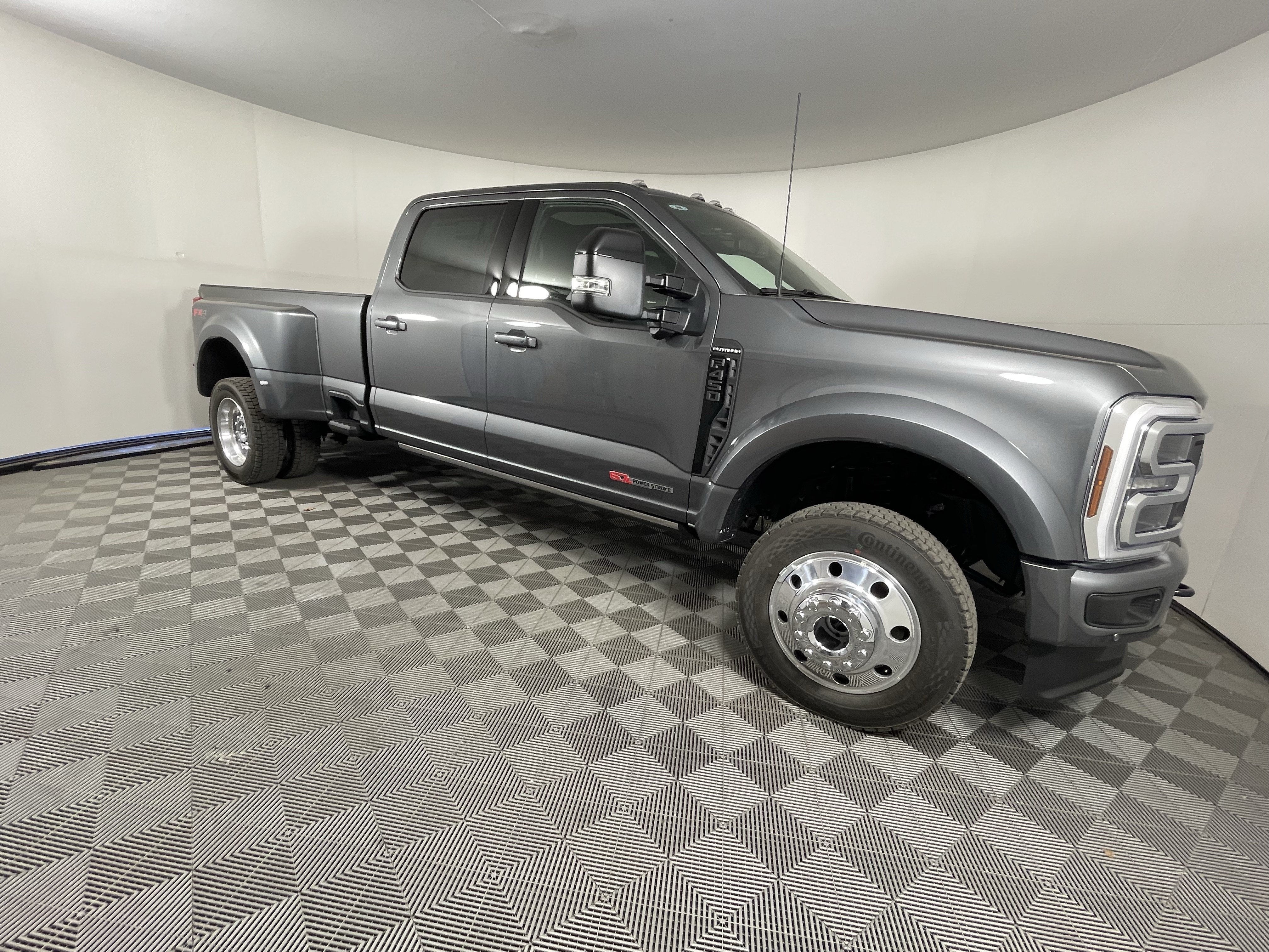 2026 Ford Super Duty F-450 DRW PLATINUM 4WD Crew Cab 8' Box
