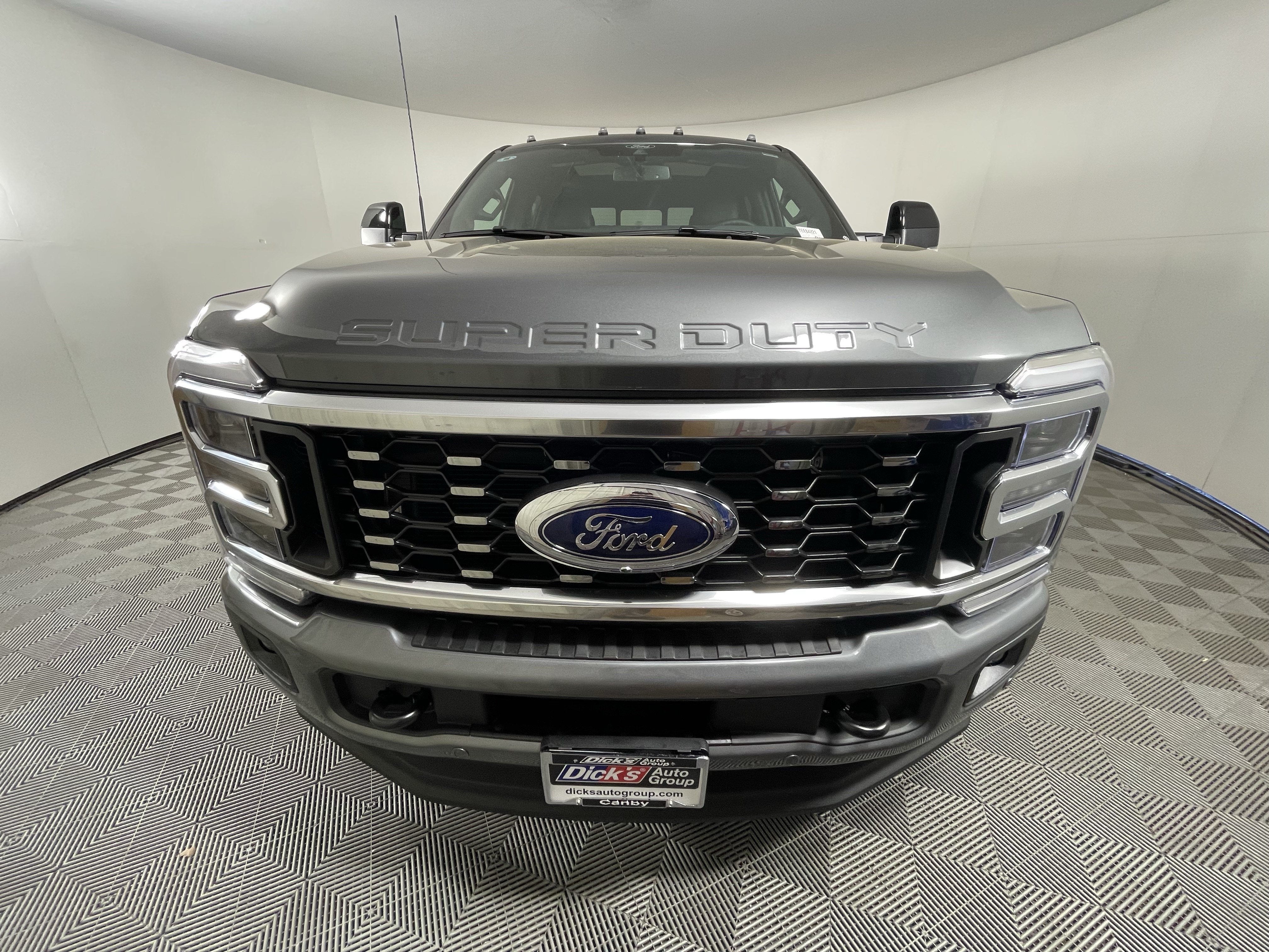 2026 Ford Super Duty F-450 DRW PLATINUM 4WD Crew Cab 8' Box