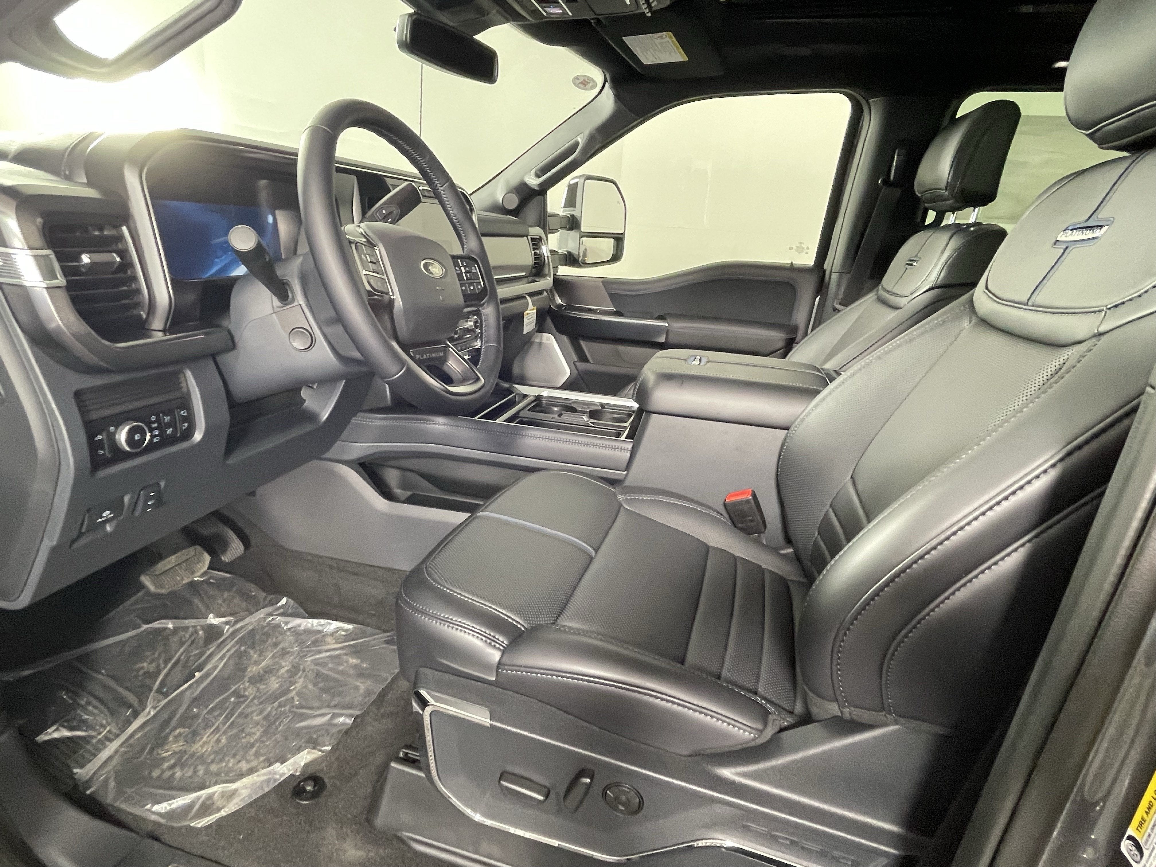 2026 Ford Super Duty F-450 DRW PLATINUM 4WD Crew Cab 8' Box