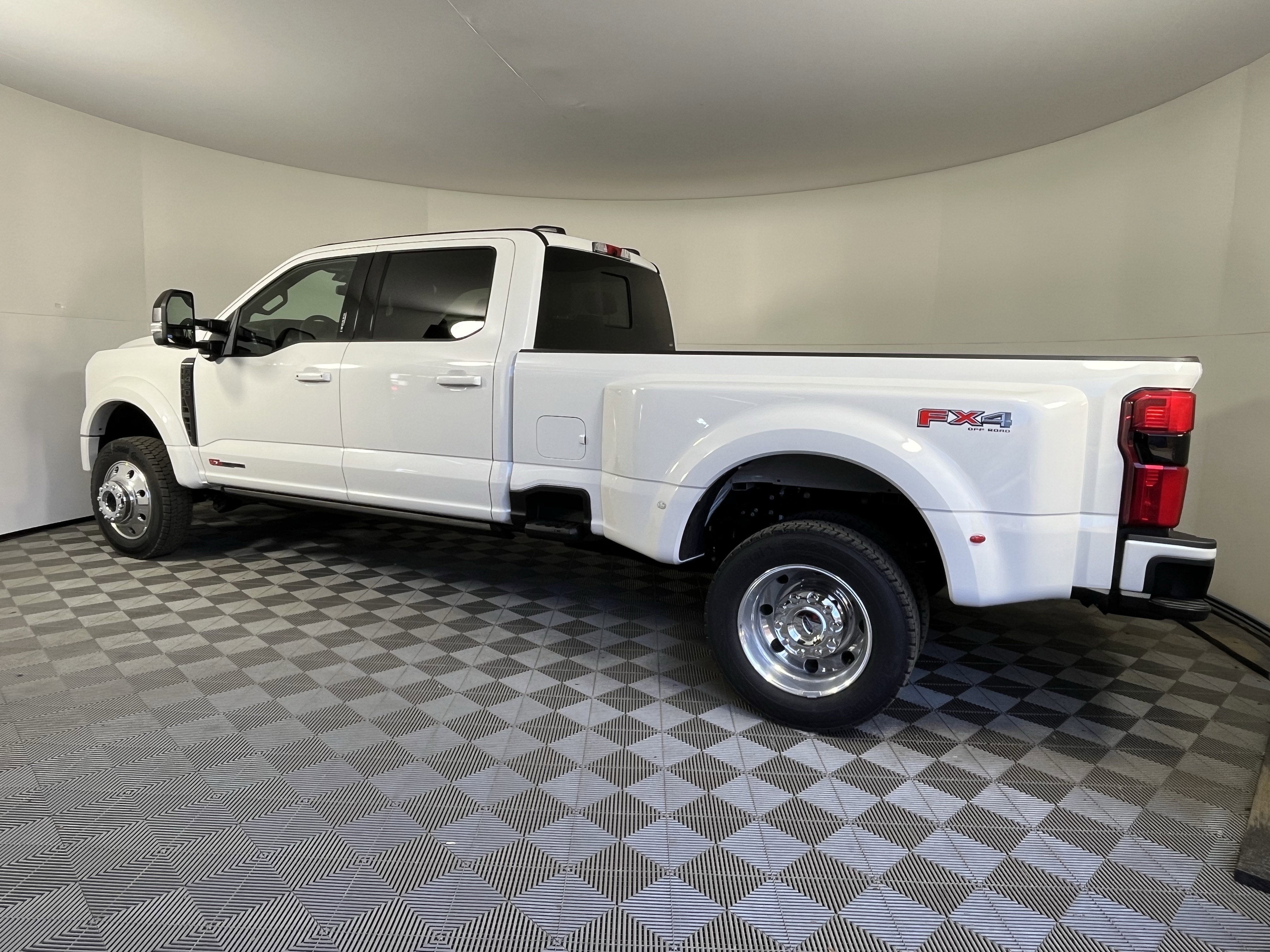 2026 Ford Super Duty F-450 DRW PLATINUM 4WD Crew Cab 8' Box