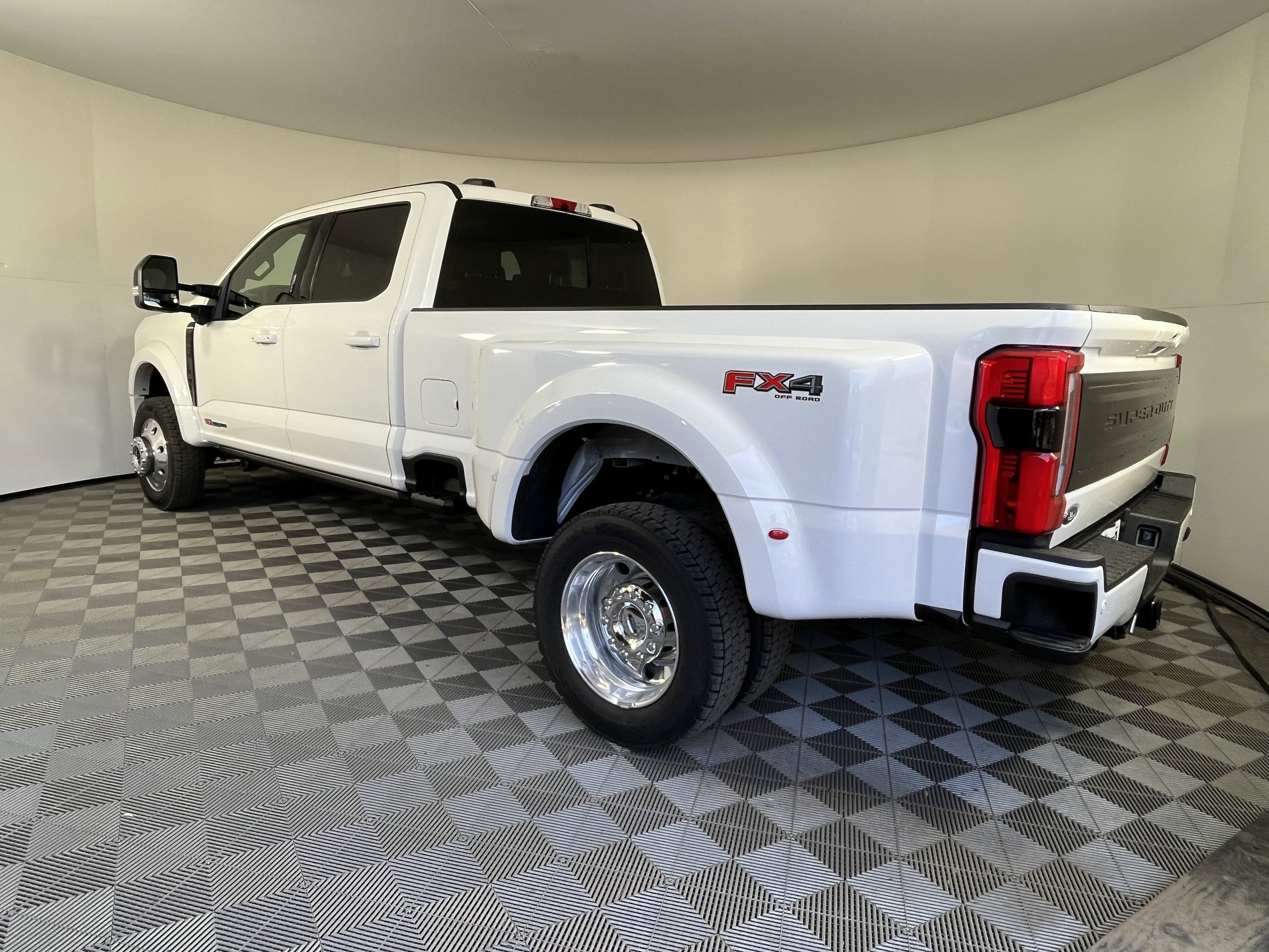 2026 Ford Super Duty F-450 DRW PLATINUM 4WD Crew Cab 8' Box