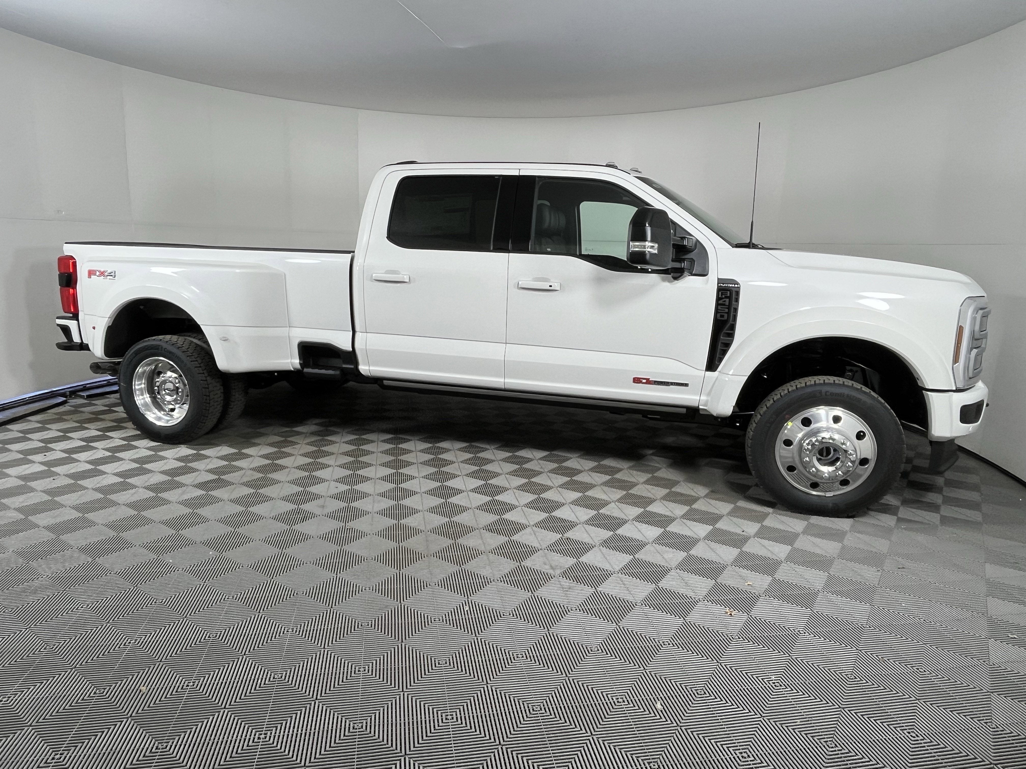 2026 Ford Super Duty F-450 DRW PLATINUM 4WD Crew Cab 8' Box