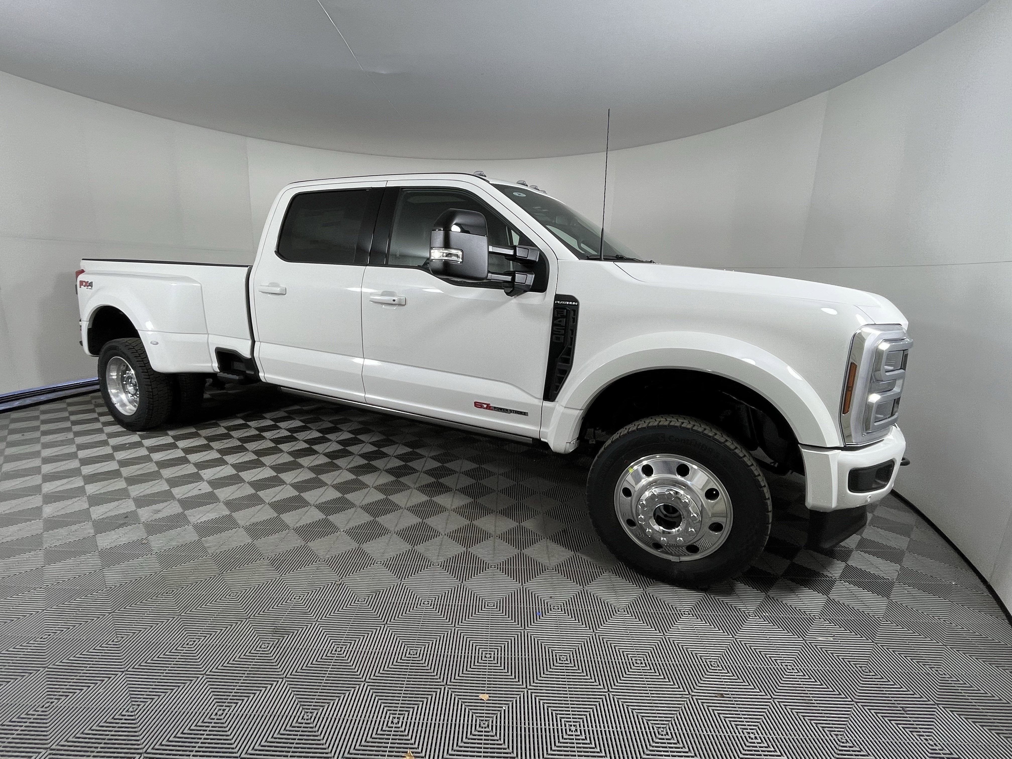 2026 Ford Super Duty F-450 DRW PLATINUM 4WD Crew Cab 8' Box