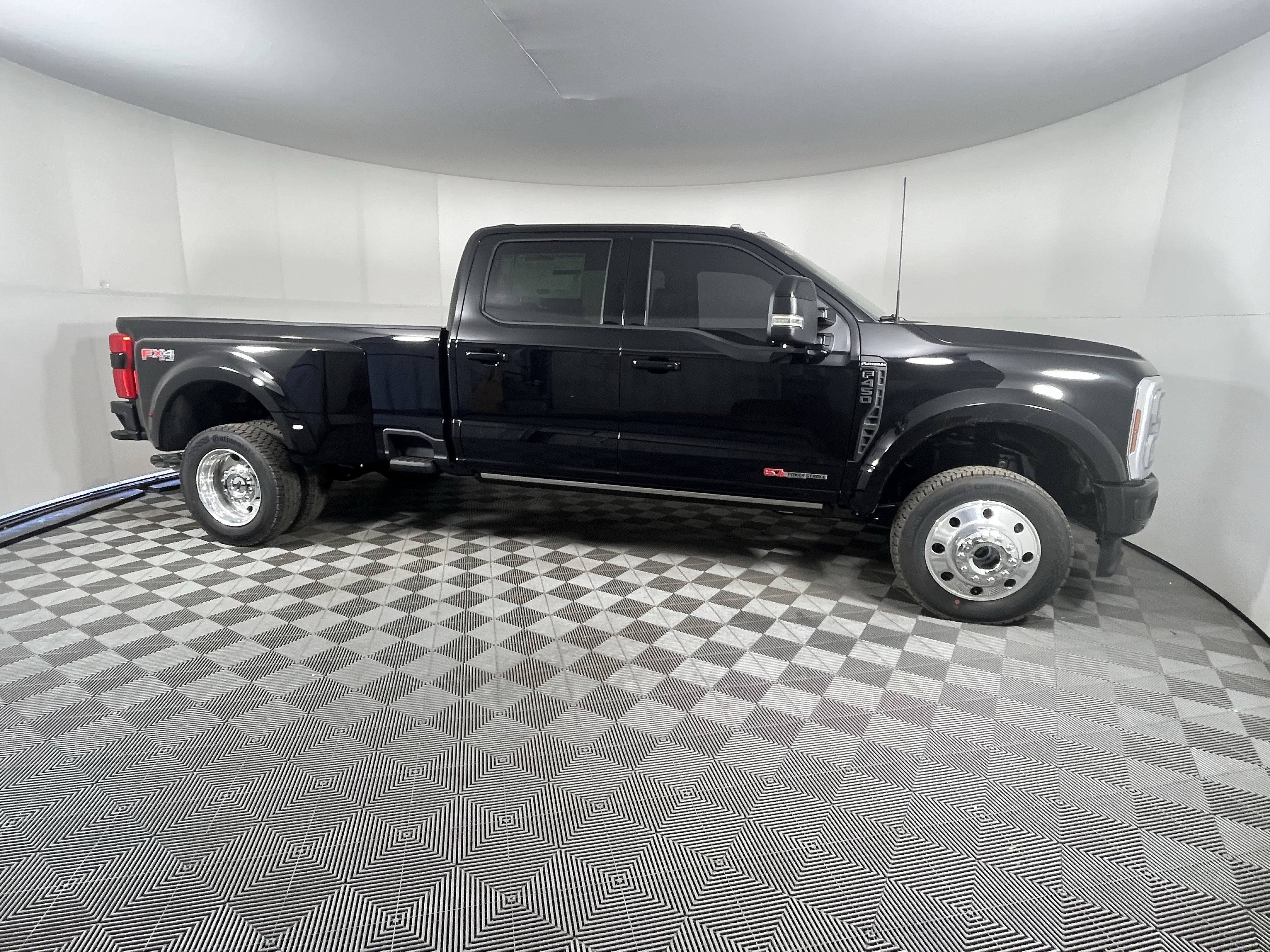 2026 Ford Super Duty F-450 DRW PLATINUM 4WD Crew Cab 8' Box