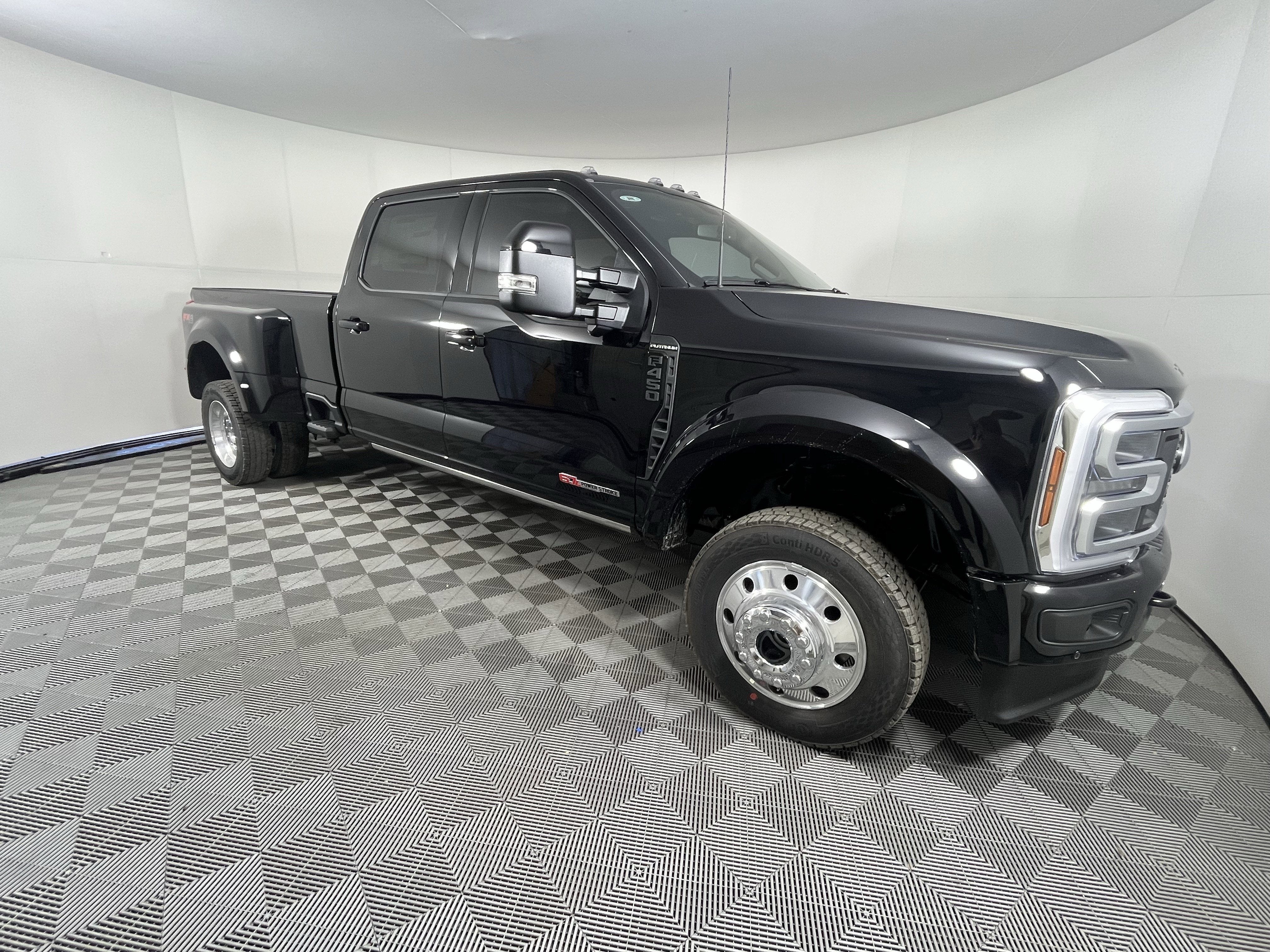 2026 Ford Super Duty F-450 DRW PLATINUM 4WD Crew Cab 8' Box
