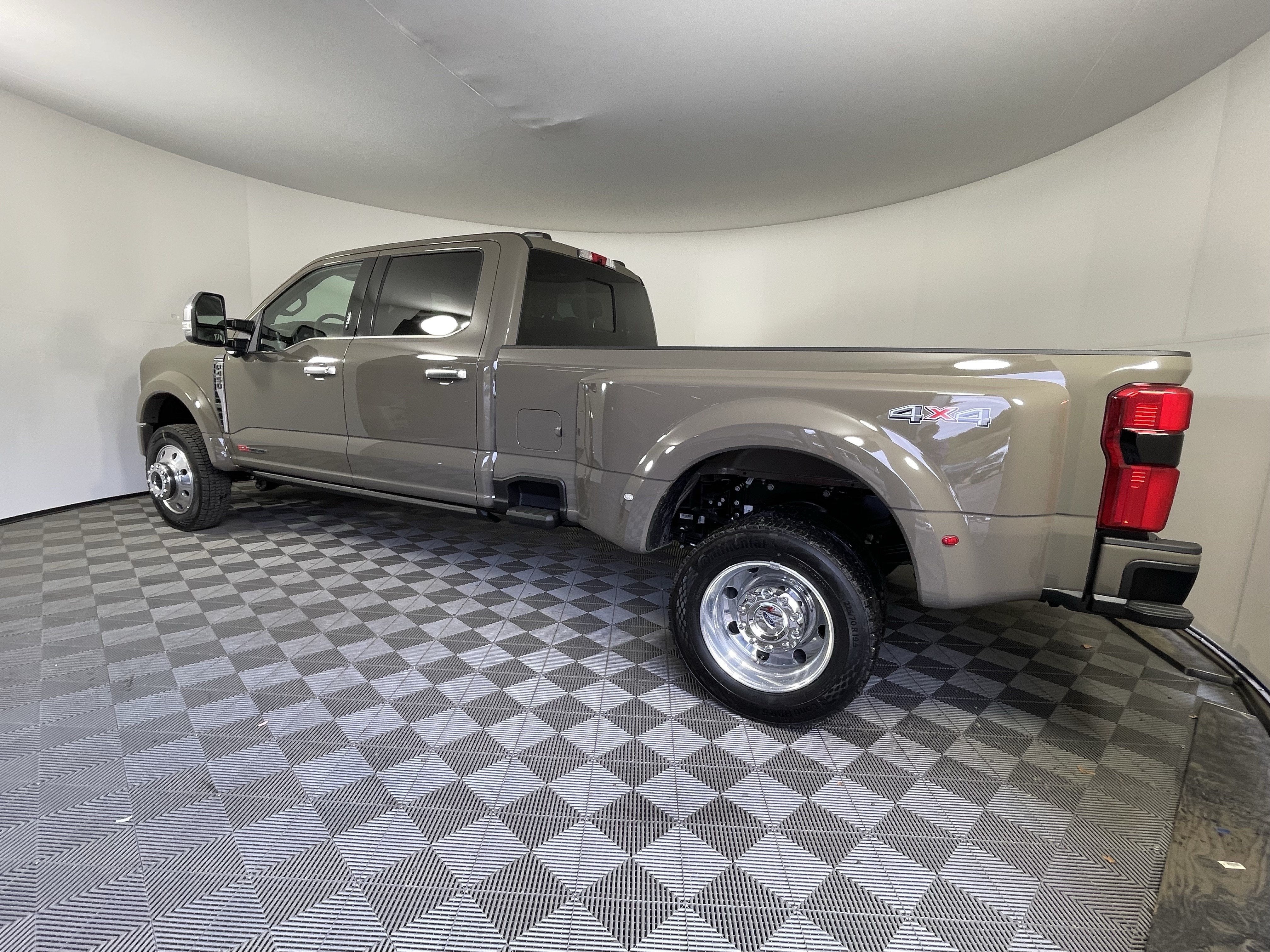 2026 Ford Super Duty F-450 DRW PLATINUM 4WD Crew Cab 8' Box