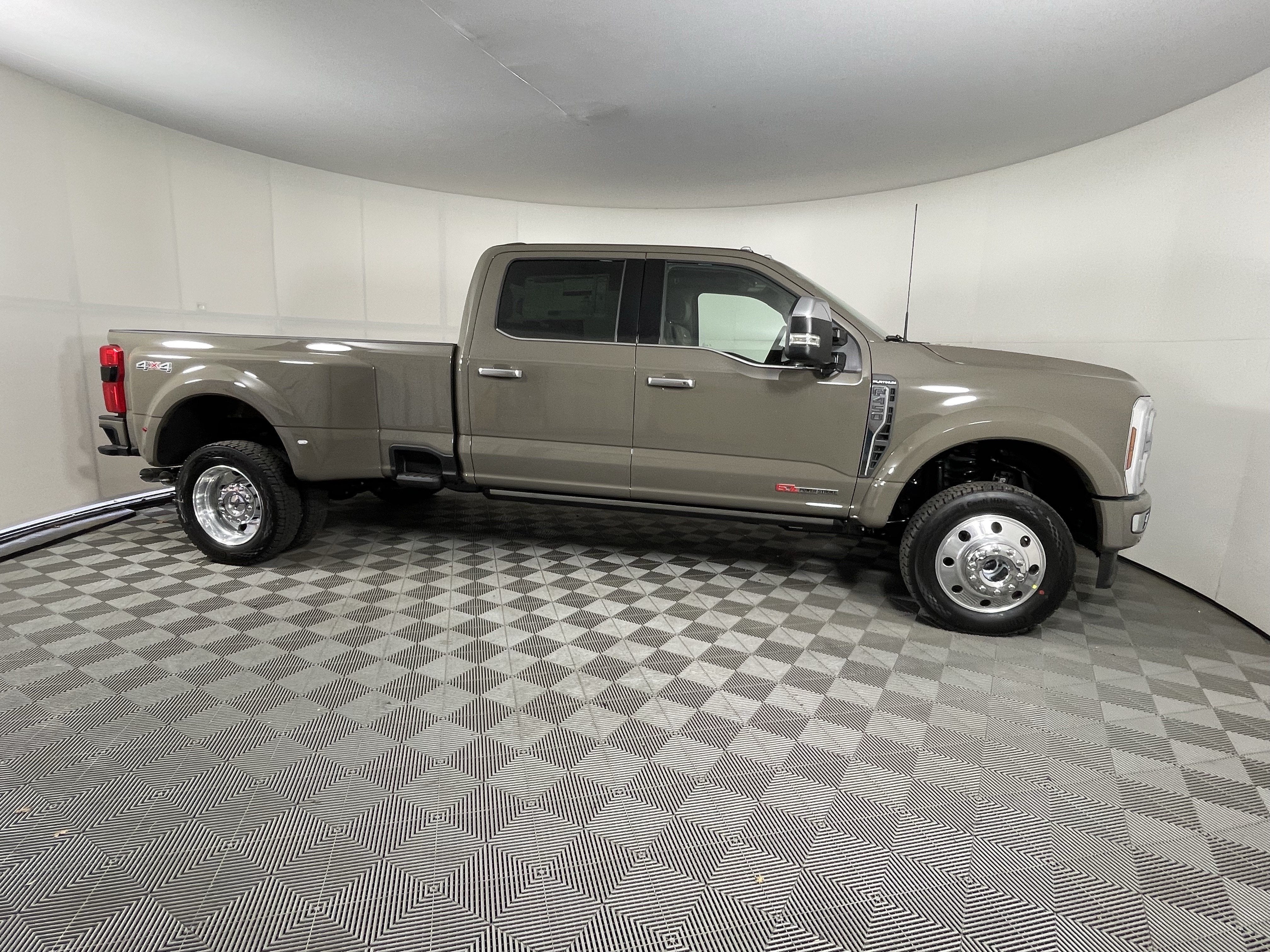 2026 Ford Super Duty F-450 DRW PLATINUM 4WD Crew Cab 8' Box