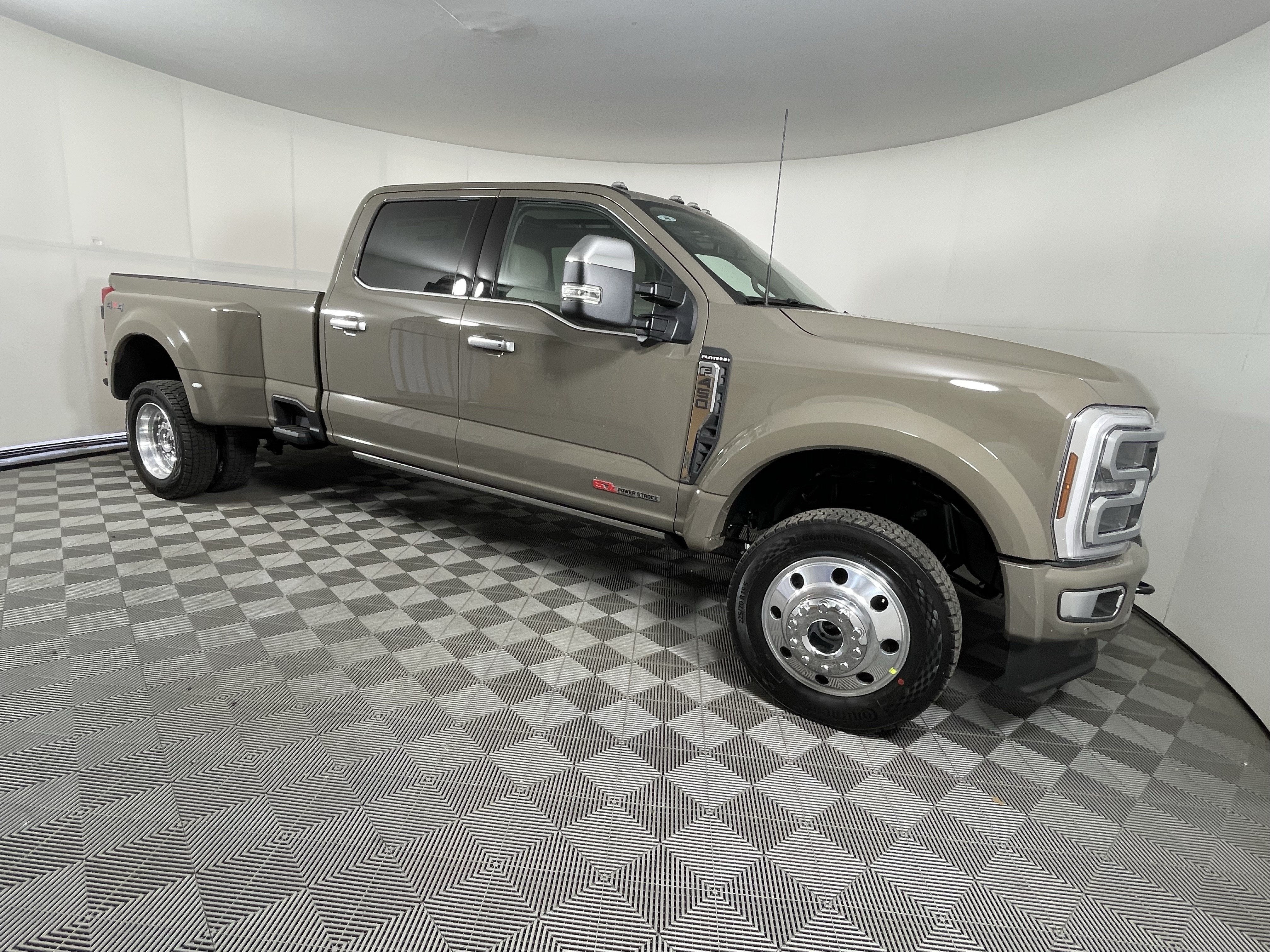 2026 Ford Super Duty F-450 DRW PLATINUM 4WD Crew Cab 8' Box