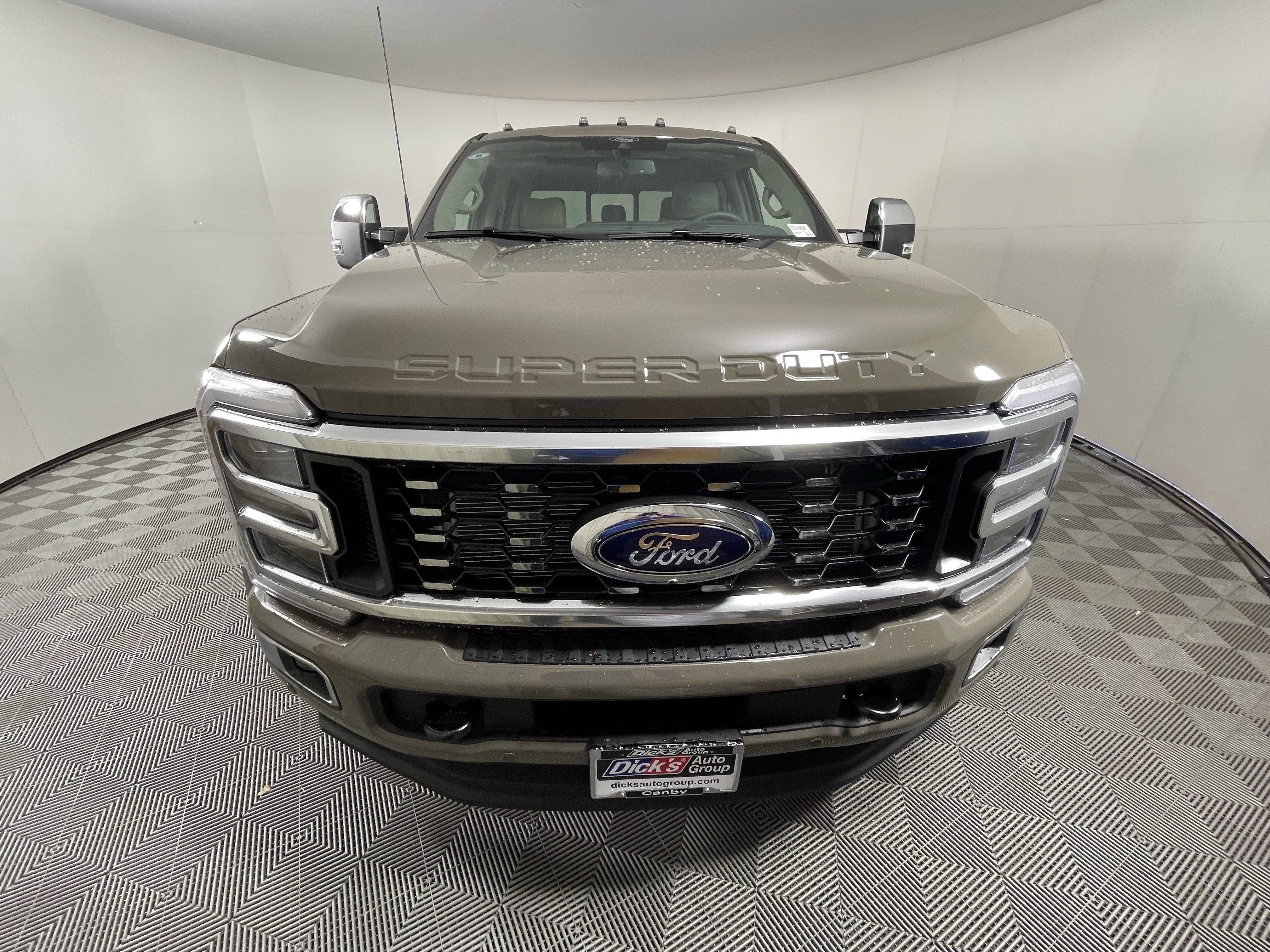 2026 Ford Super Duty F-450 DRW PLATINUM 4WD Crew Cab 8' Box