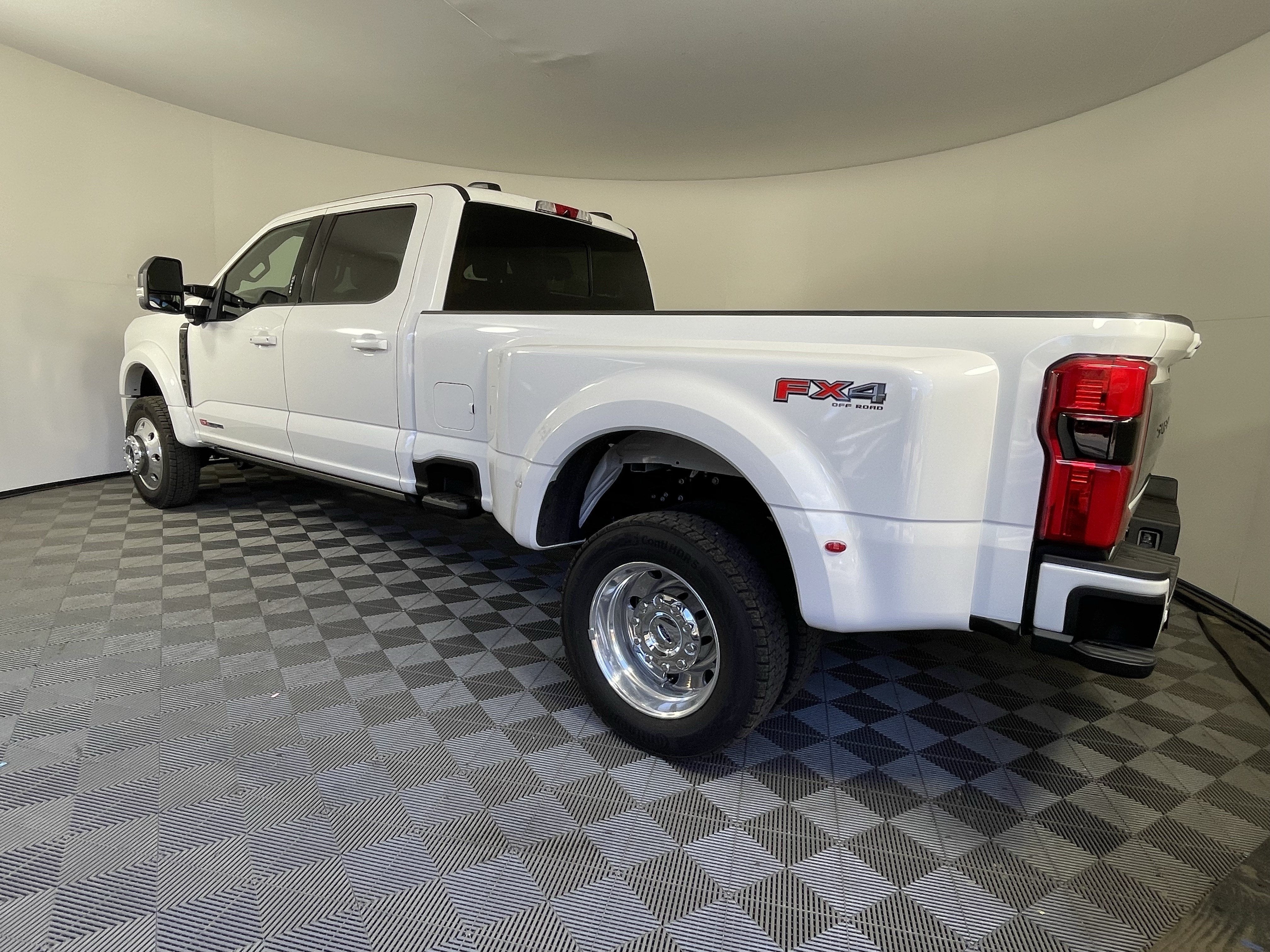 2026 Ford Super Duty F-450 DRW PLATINUM 4WD Crew Cab 8' Box