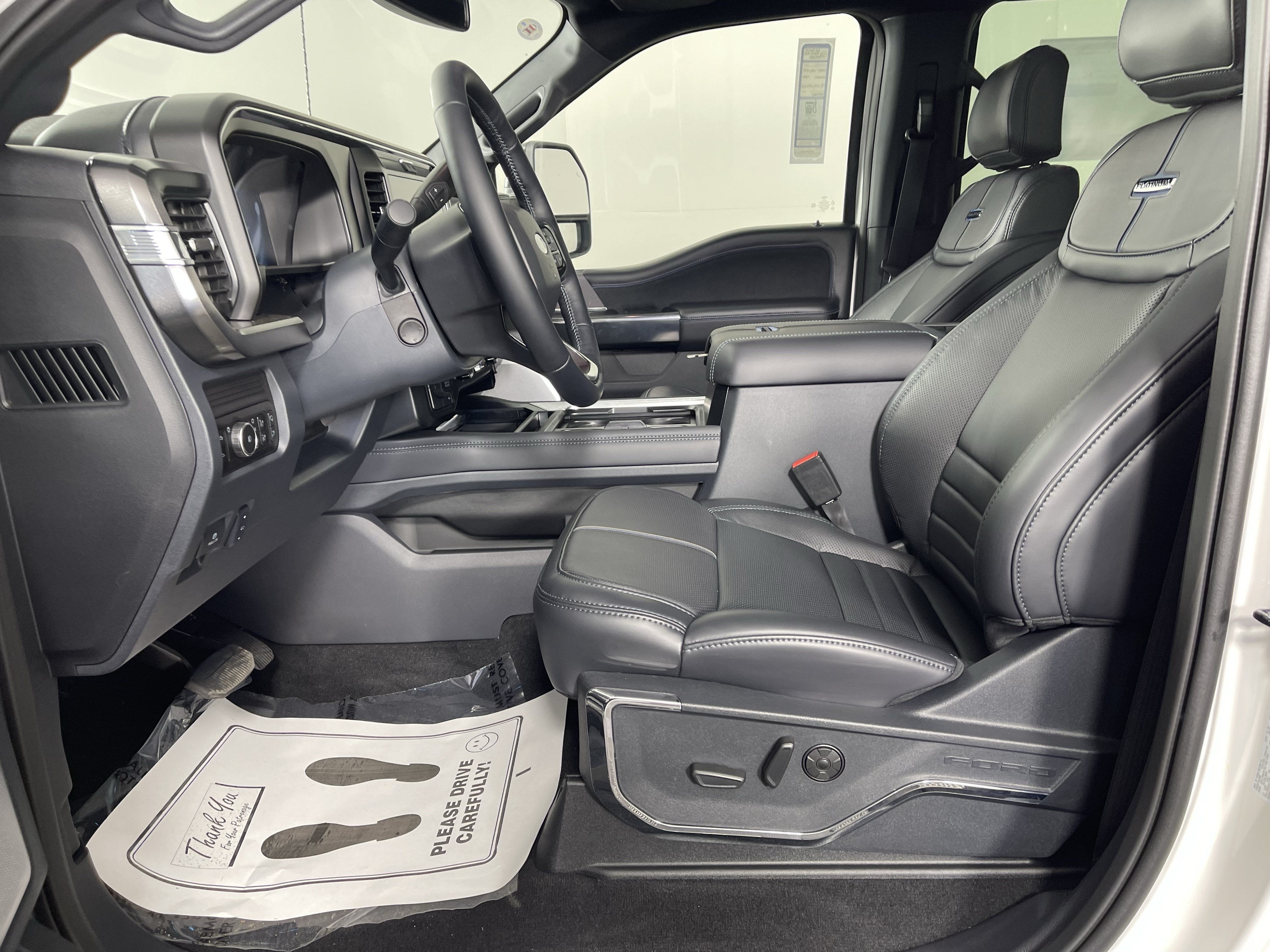2026 Ford Super Duty F-450 DRW PLATINUM 4WD Crew Cab 8' Box