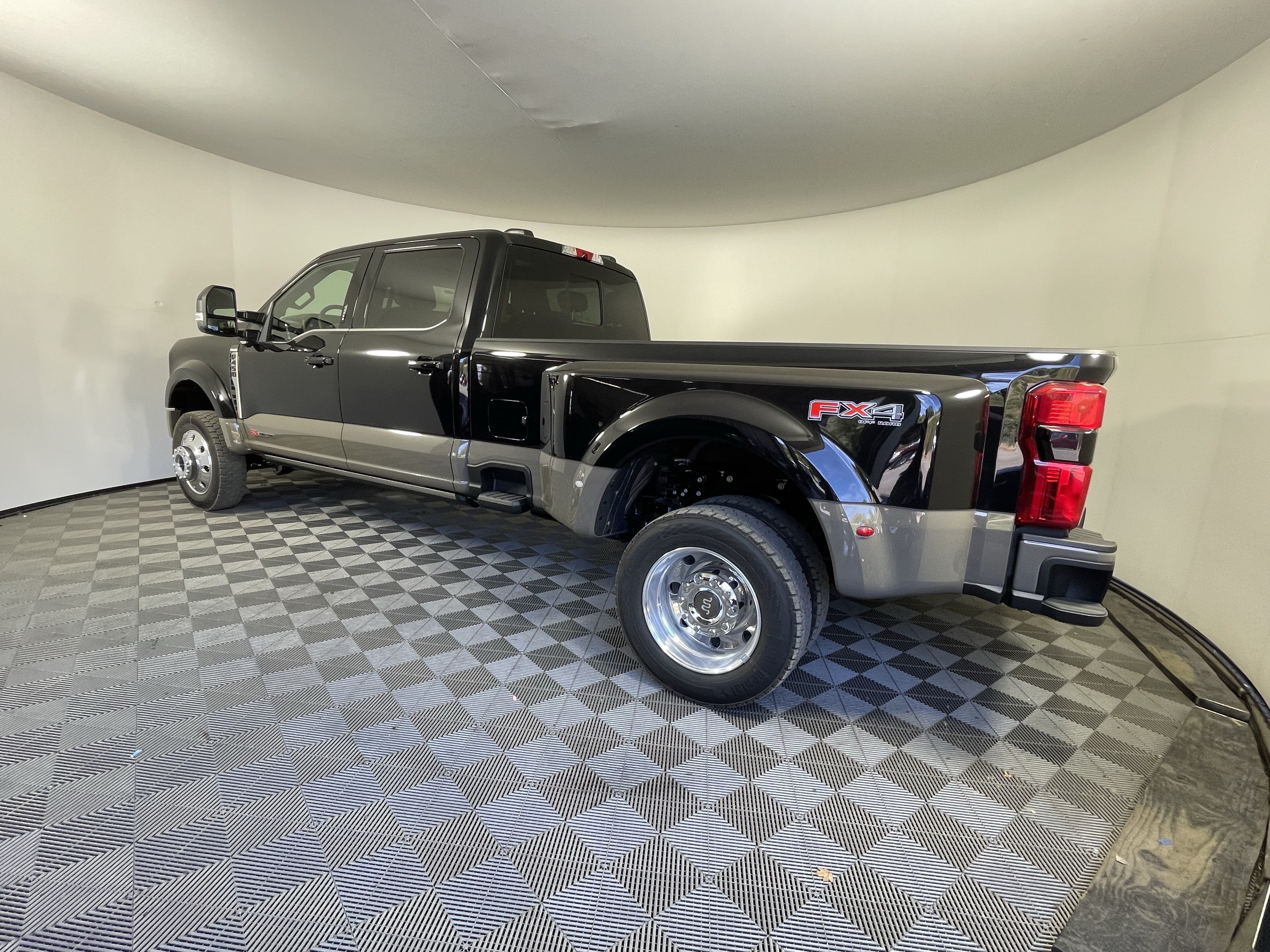 2026 Ford Super Duty F-450 DRW KING RANCH 4WD Crew Cab 8' Box