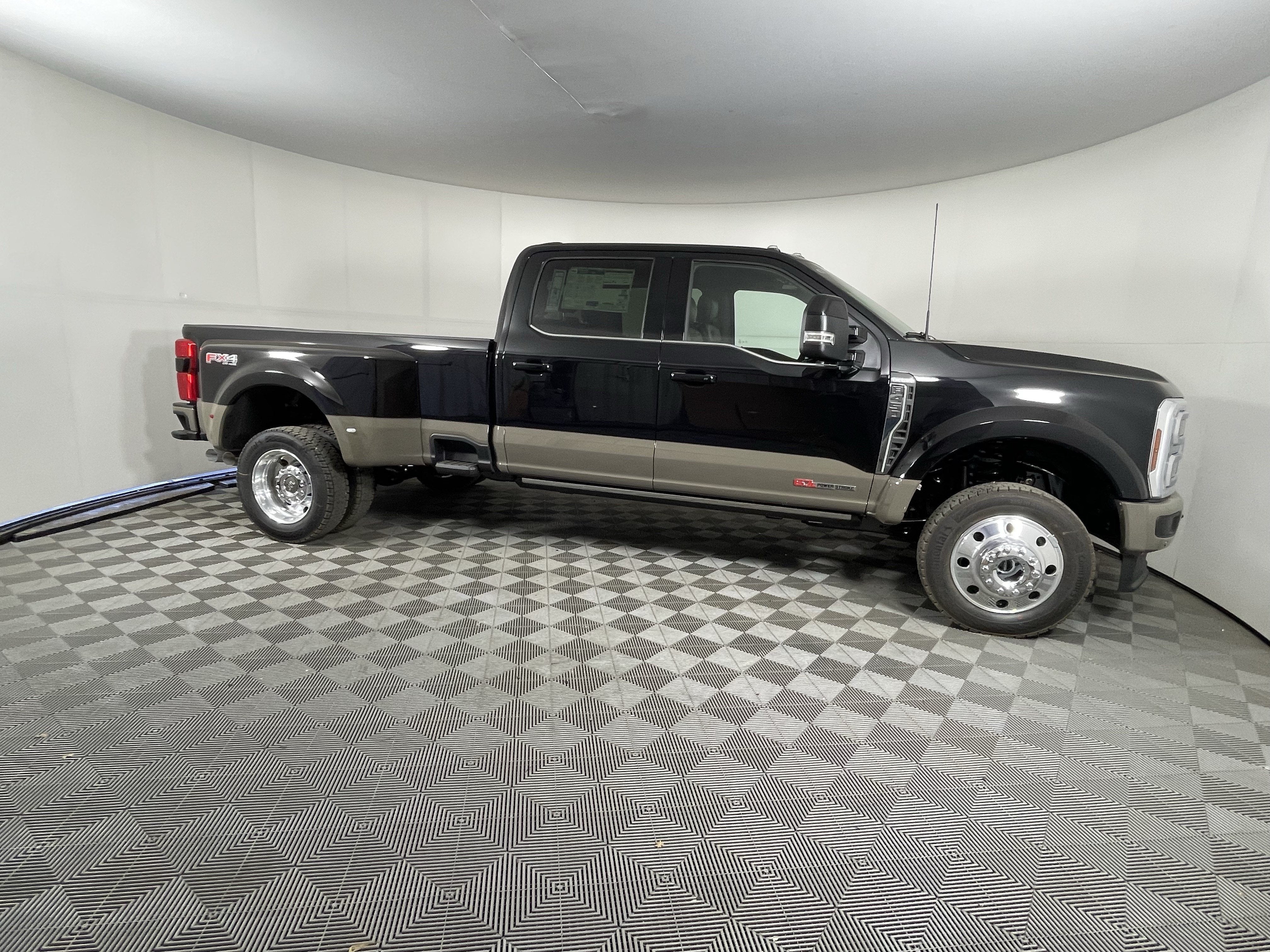 2026 Ford Super Duty F-450 DRW KING RANCH 4WD Crew Cab 8' Box