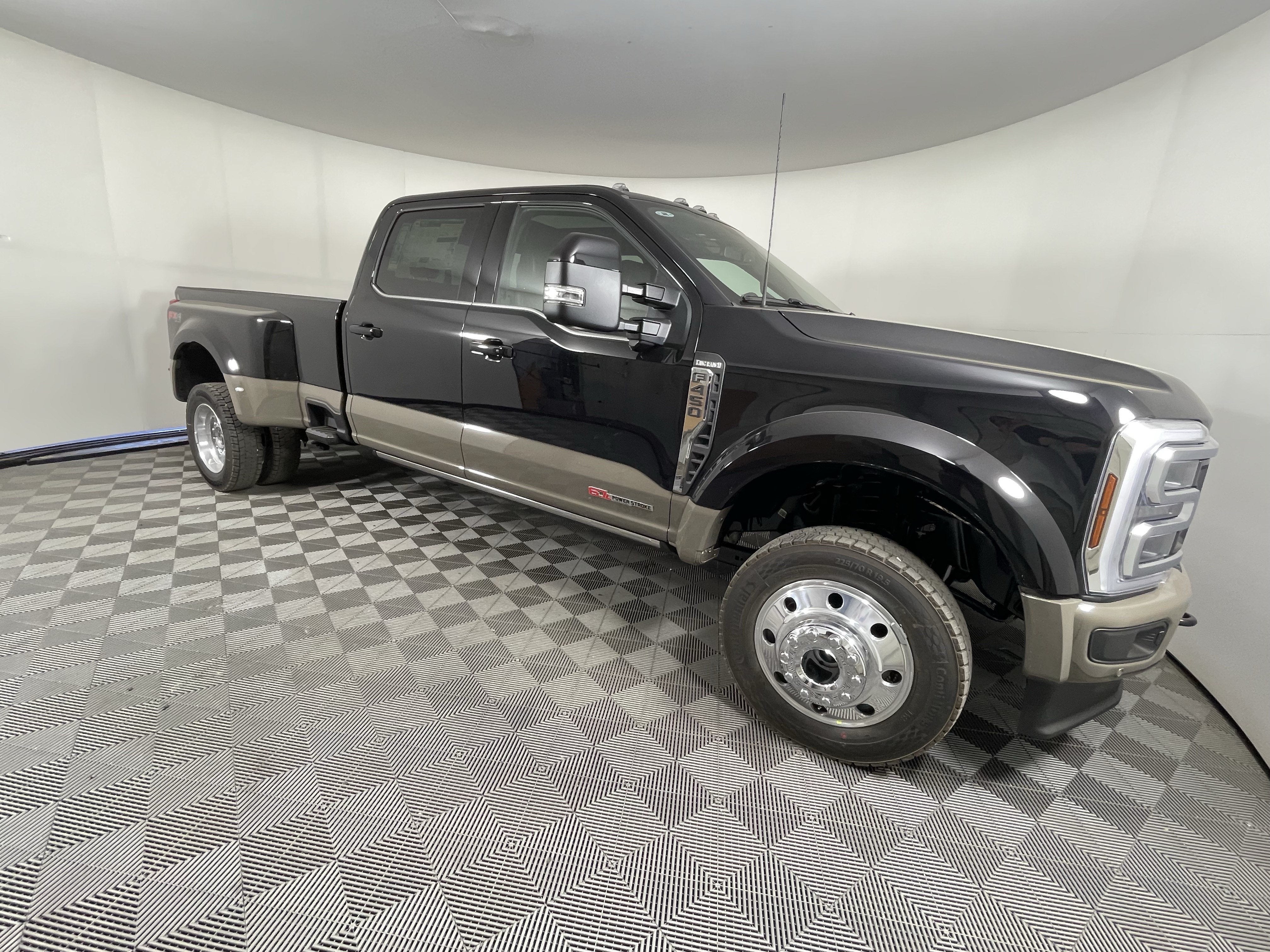 2026 Ford Super Duty F-450 DRW KING RANCH 4WD Crew Cab 8' Box