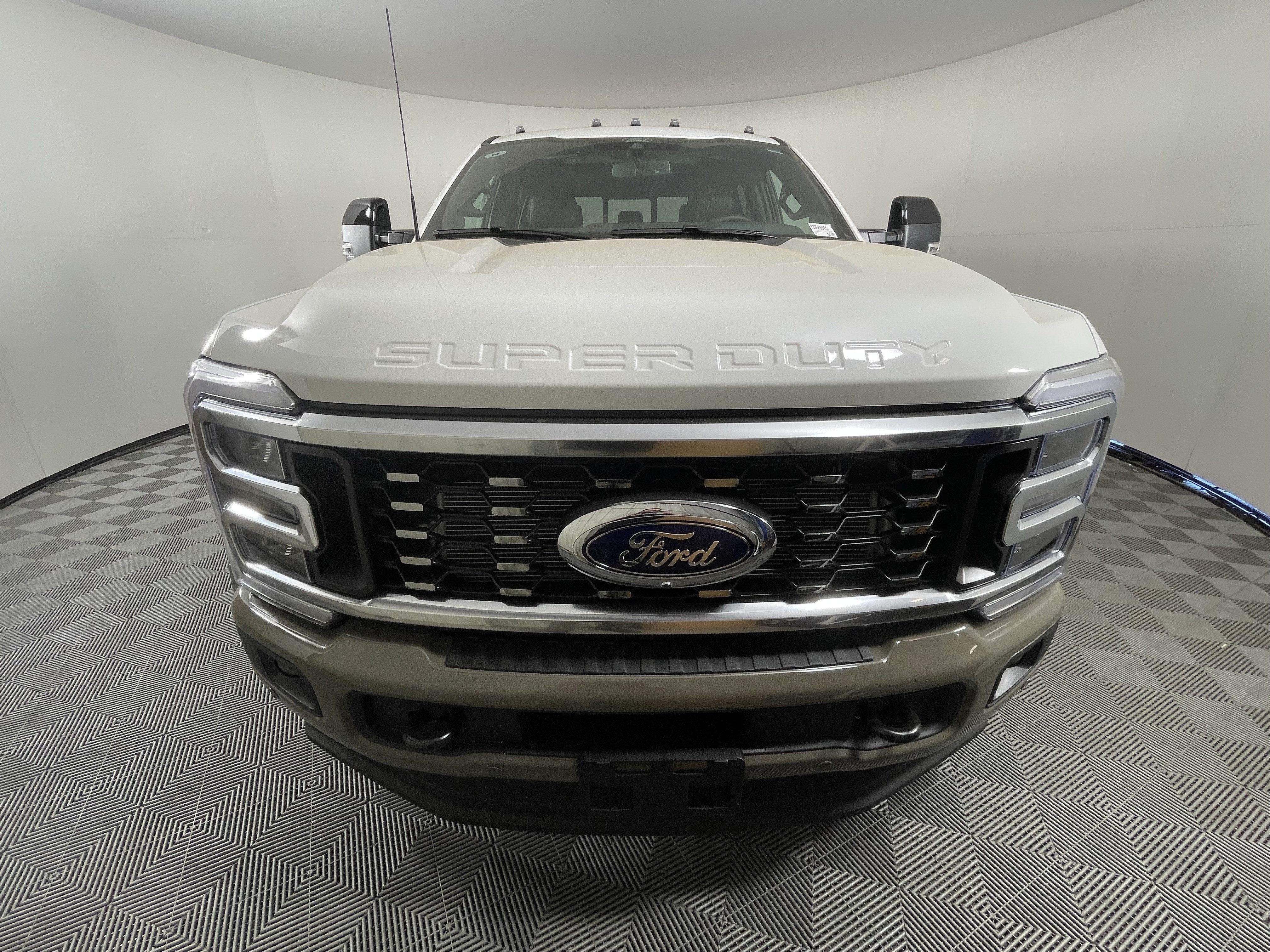 2026 Ford Super Duty F-450 DRW KING RANCH 4WD Crew Cab 8' Box