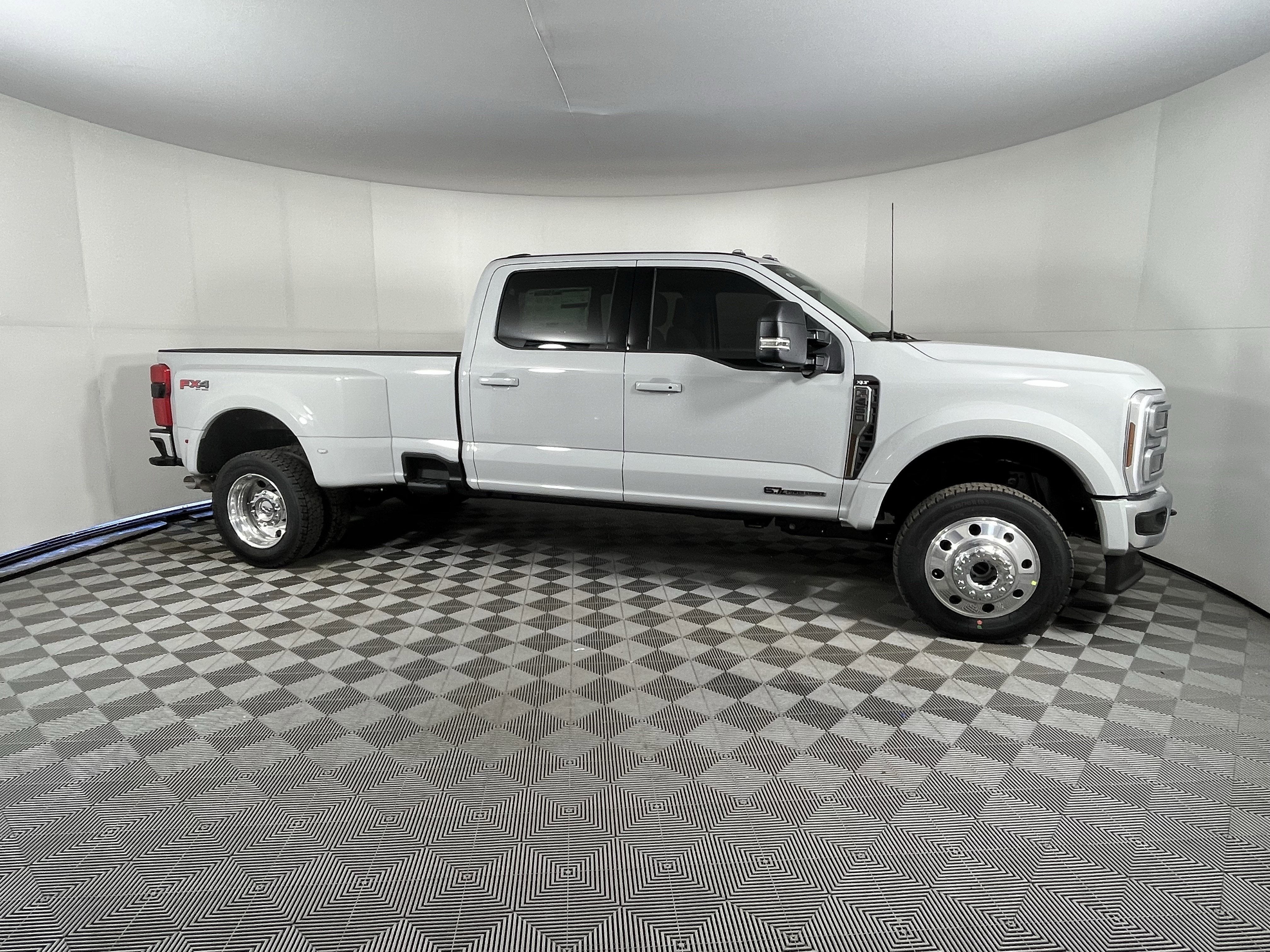 2026 Ford Super Duty F-450 DRW XLT 4WD Crew Cab 8' Box