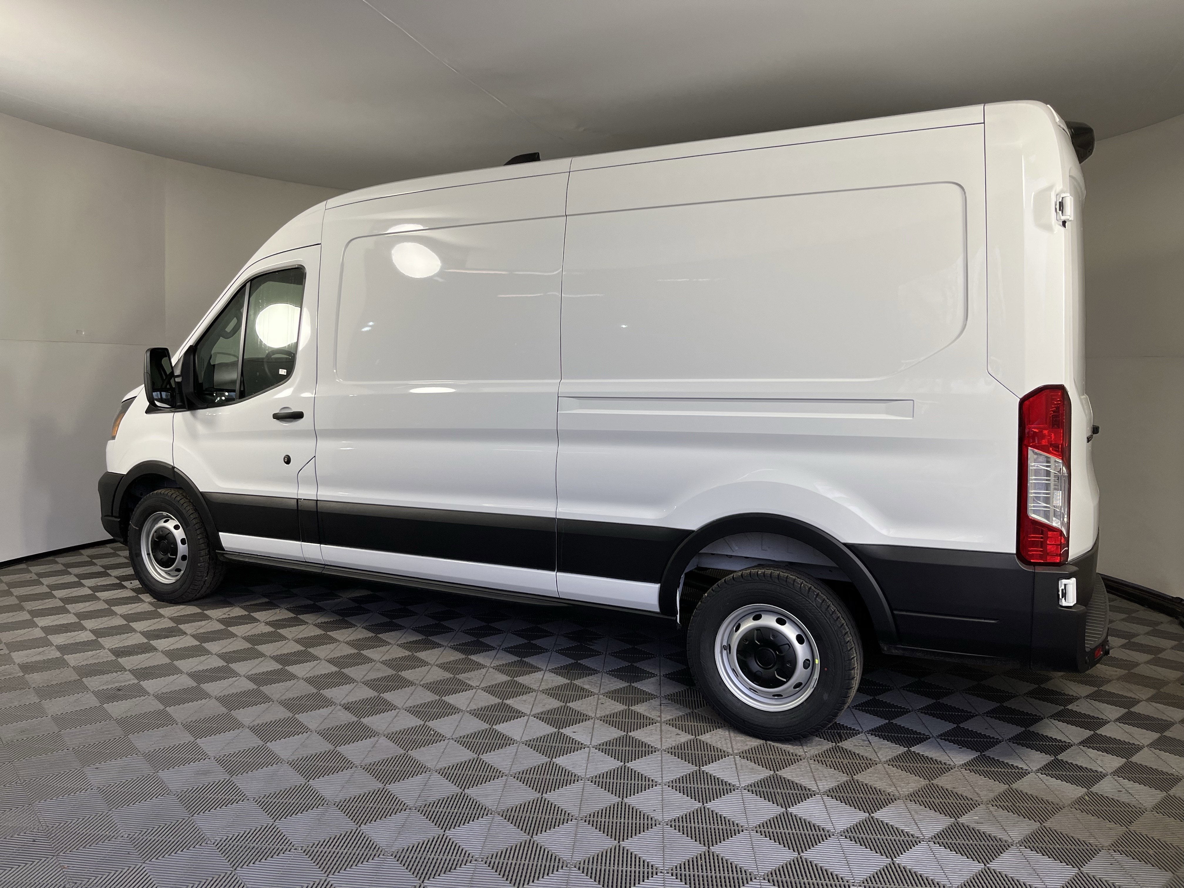 2026 Ford Transit Cargo Van T-250 148 Med Rf 9150 GVWR RWD XL
