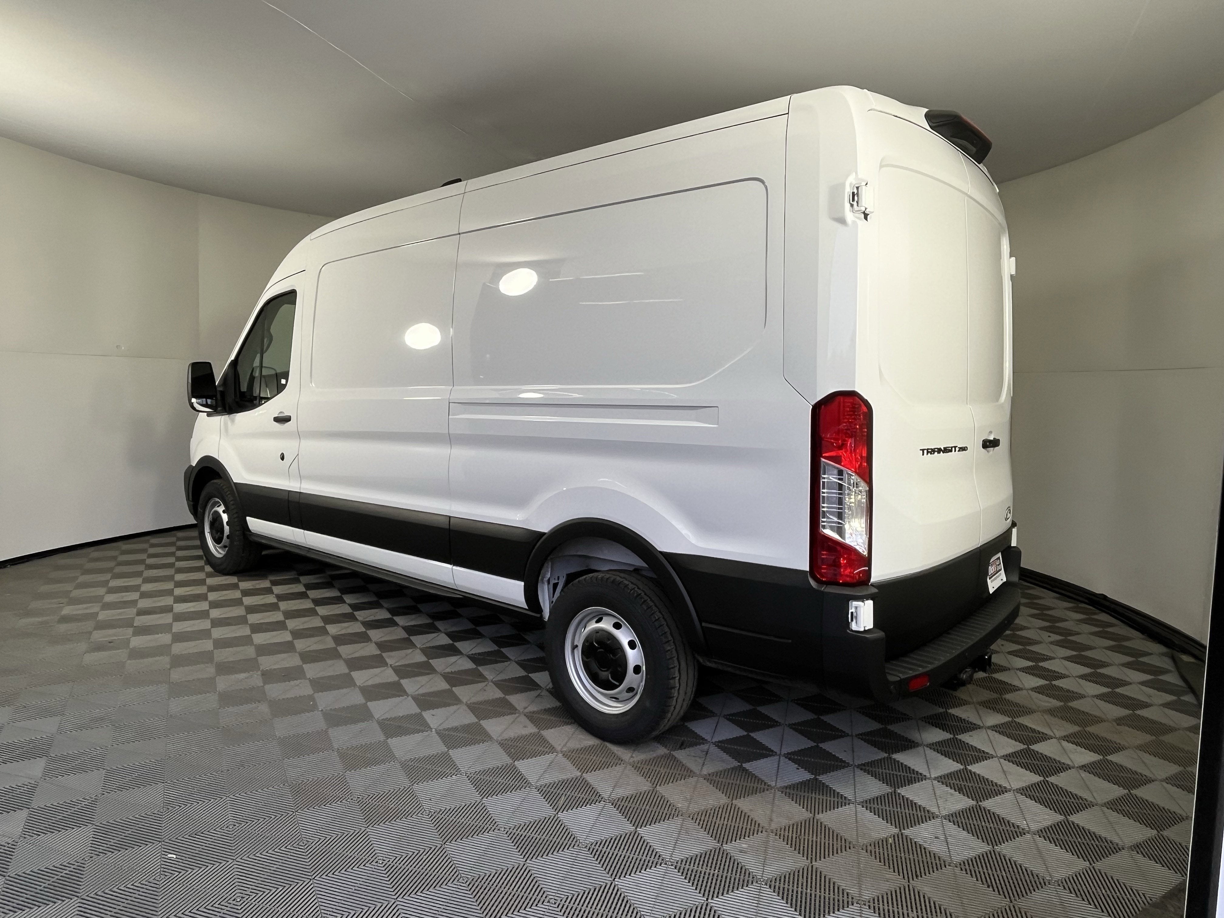 2026 Ford Transit Cargo Van T-250 148 Med Rf 9150 GVWR RWD XL