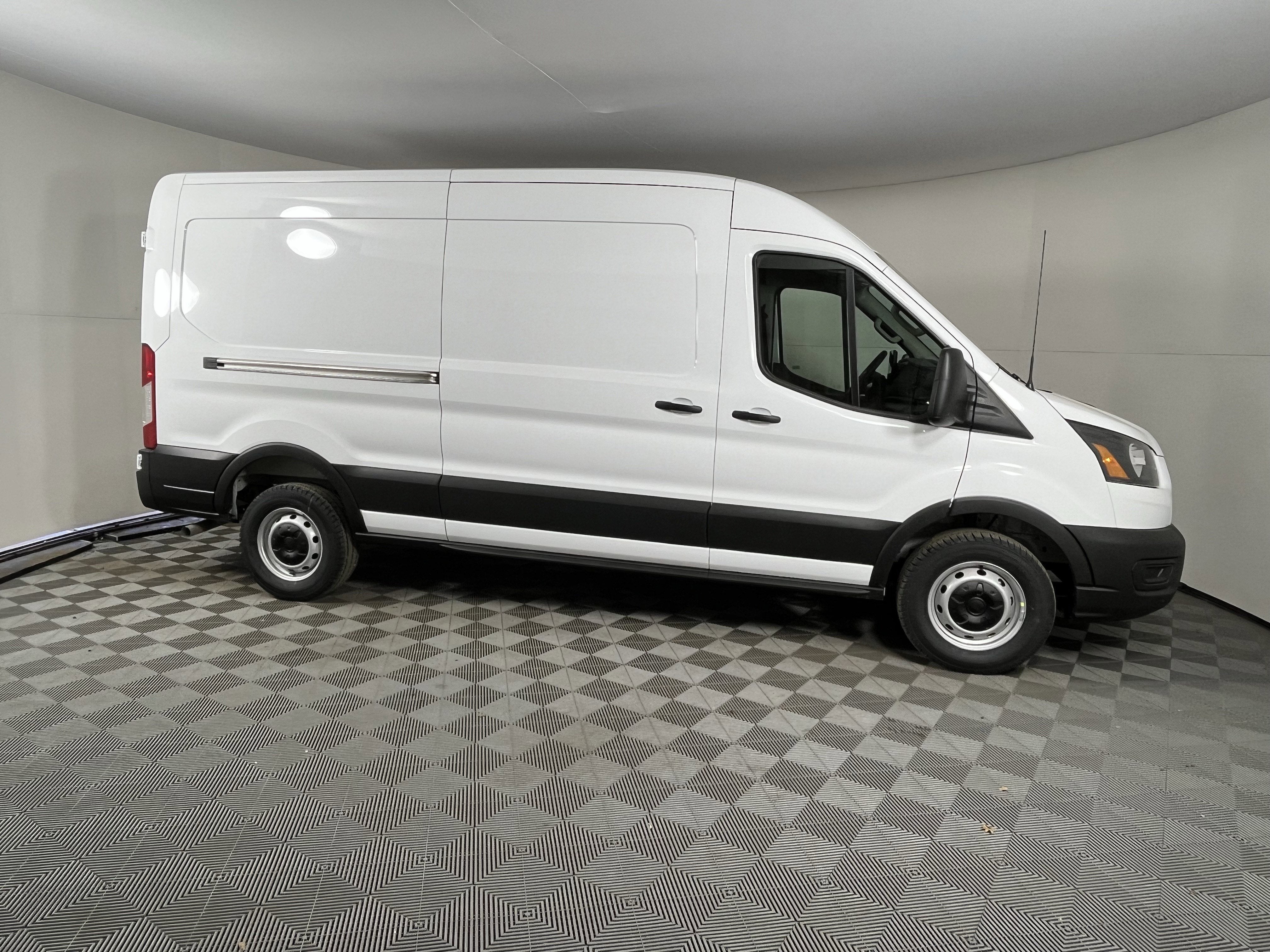 2026 Ford Transit Cargo Van T-250 148 Med Rf 9150 GVWR RWD XL