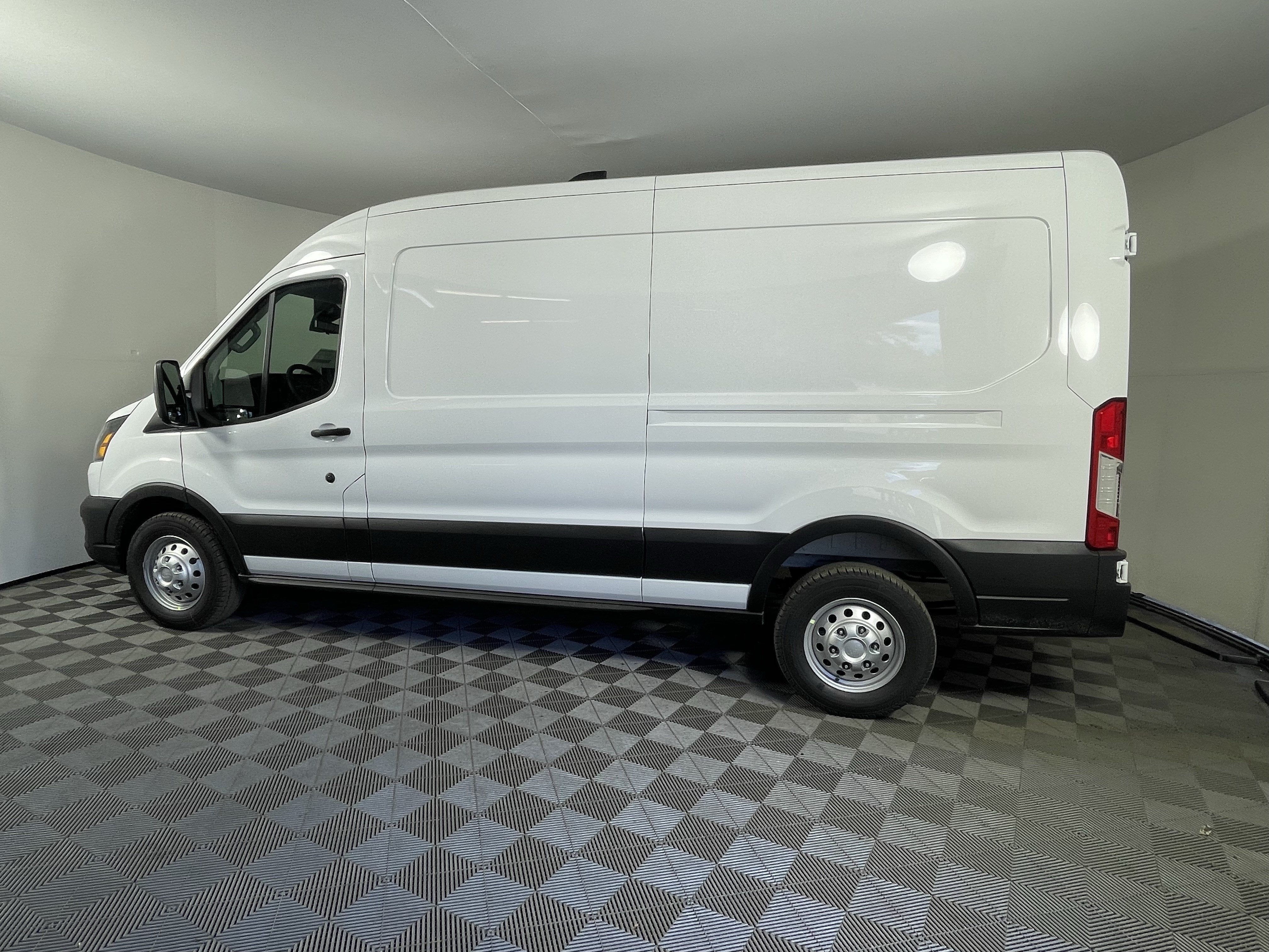 2026 Ford Transit Cargo Van T-250 148 Med Rf 9150 GVWR AWD XL