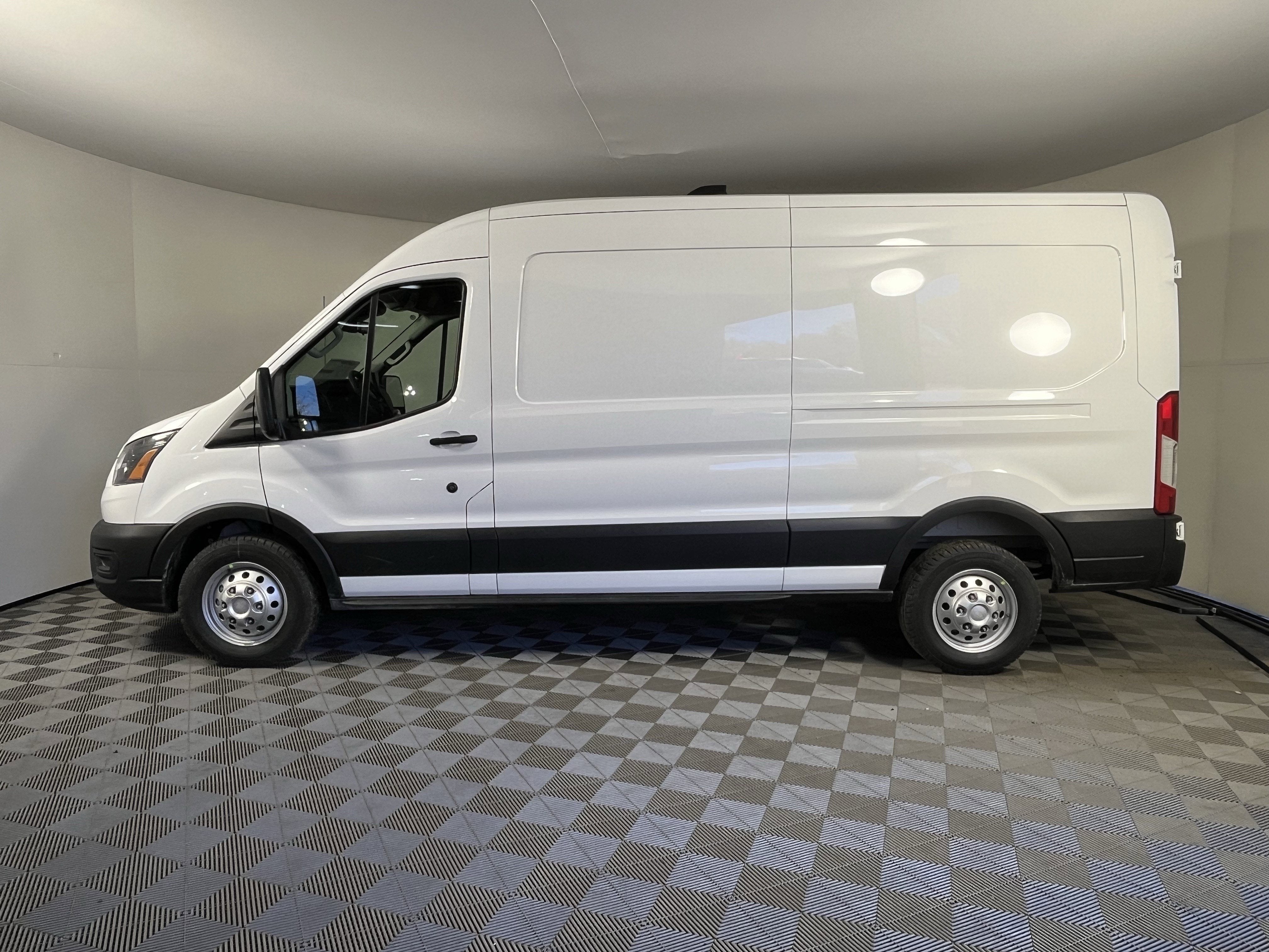 2026 Ford Transit Cargo Van T-250 148 Med Rf 9150 GVWR AWD XL