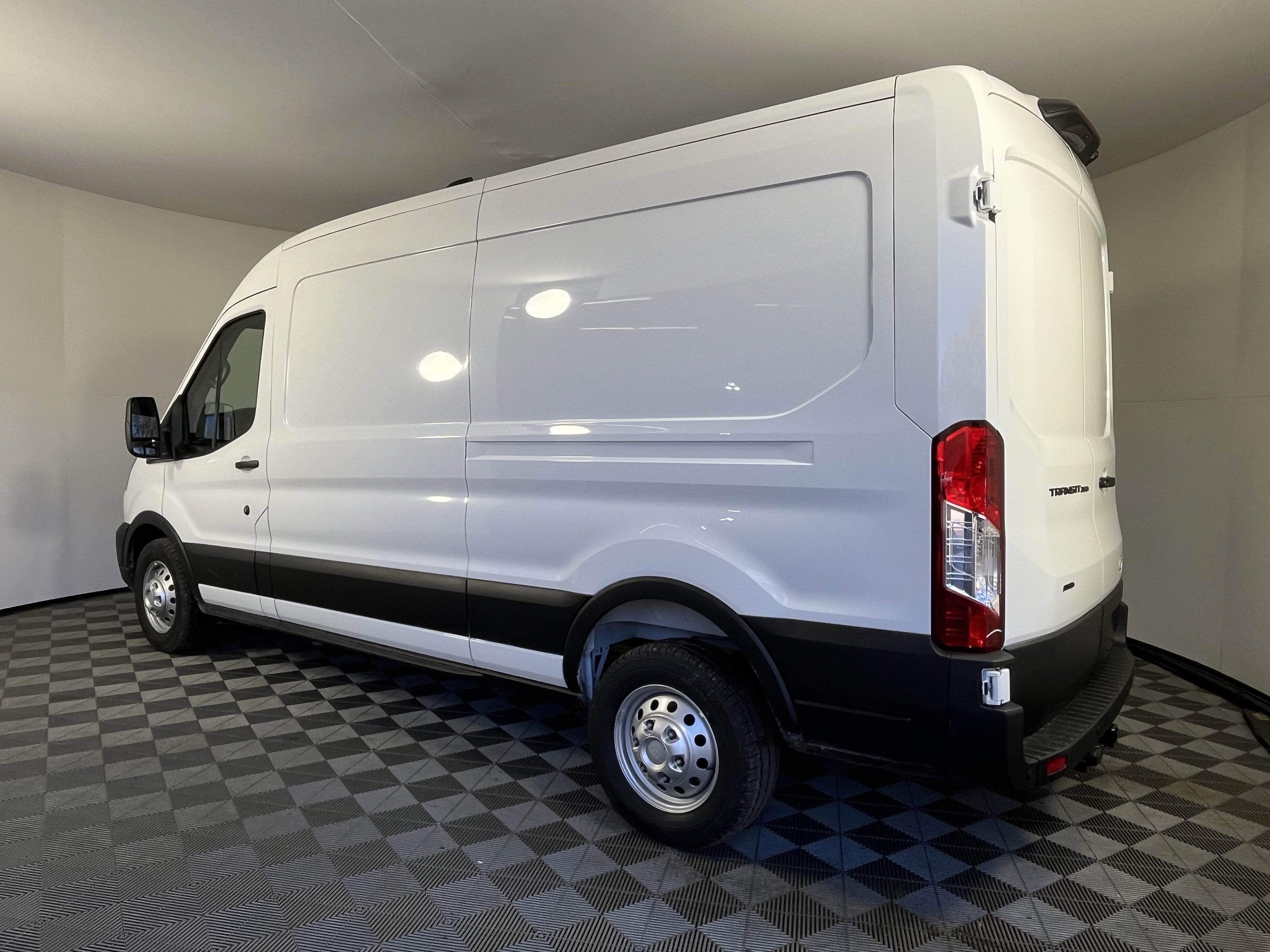 2026 Ford Transit Cargo Van T-250 148 Med Rf 9150 GVWR AWD XL