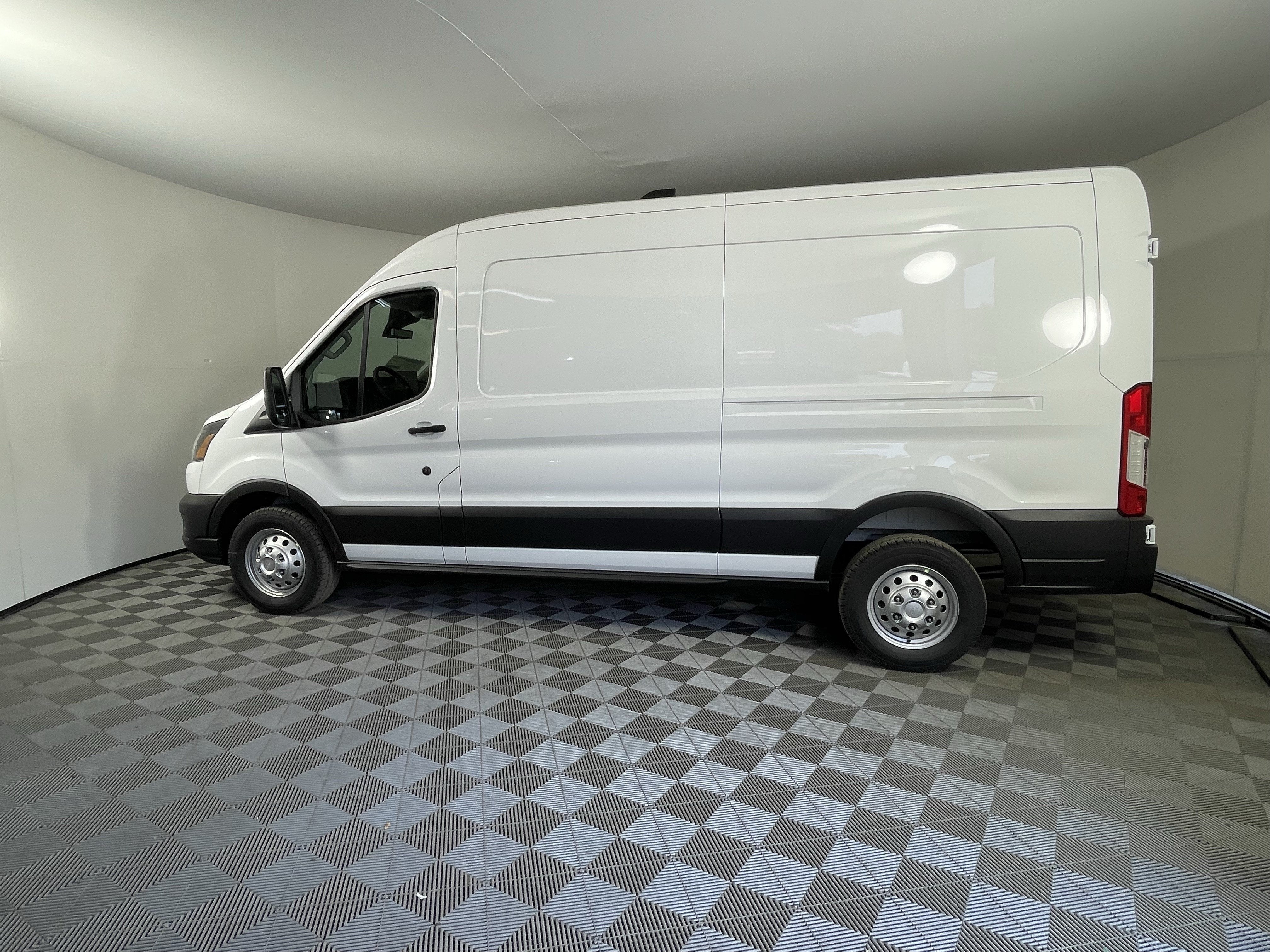 2026 Ford Transit Cargo Van T-250 148 Med Rf 9150 GVWR AWD XL
