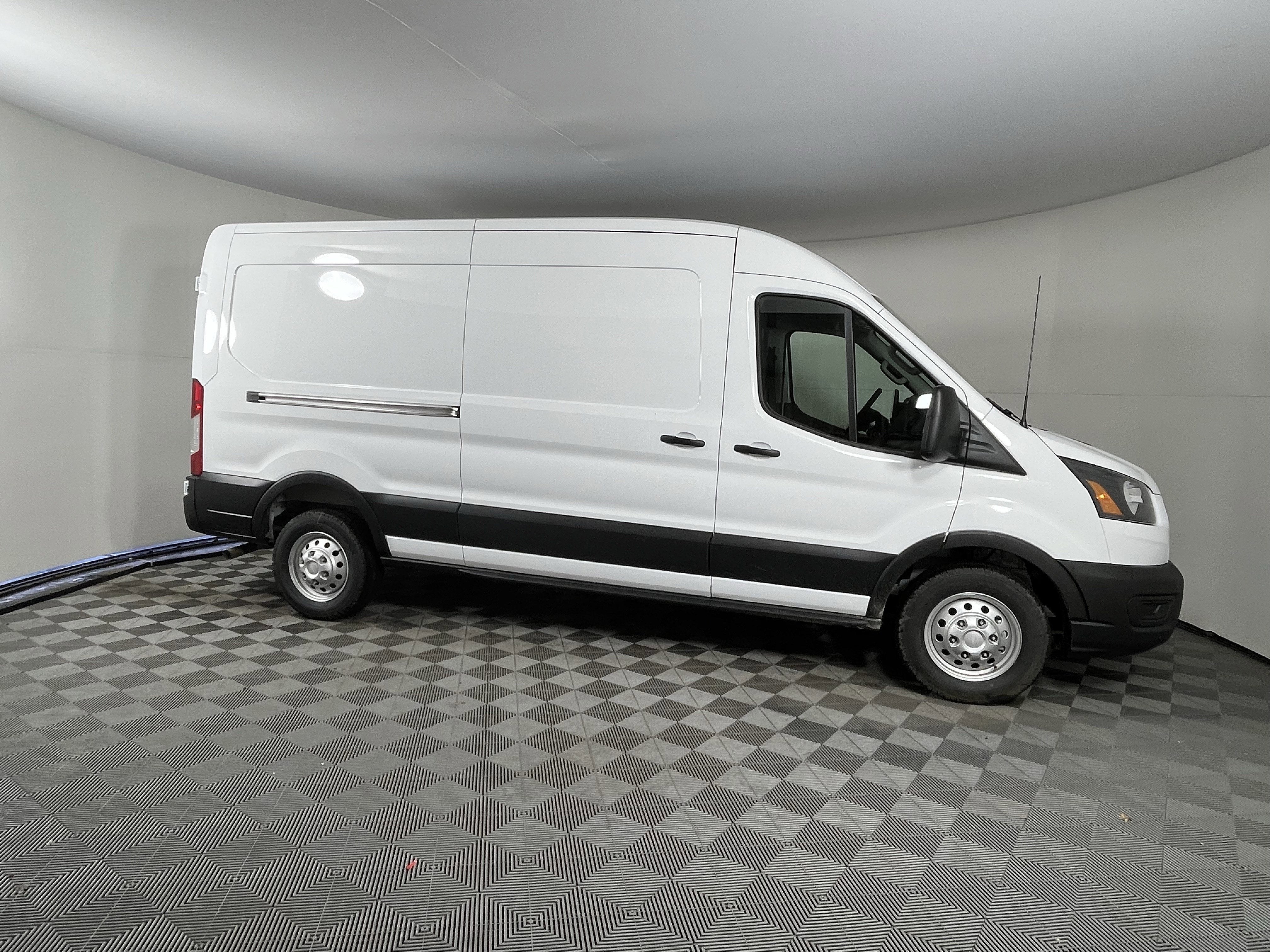 2026 Ford Transit Cargo Van T-250 148 Med Rf 9150 GVWR AWD XL