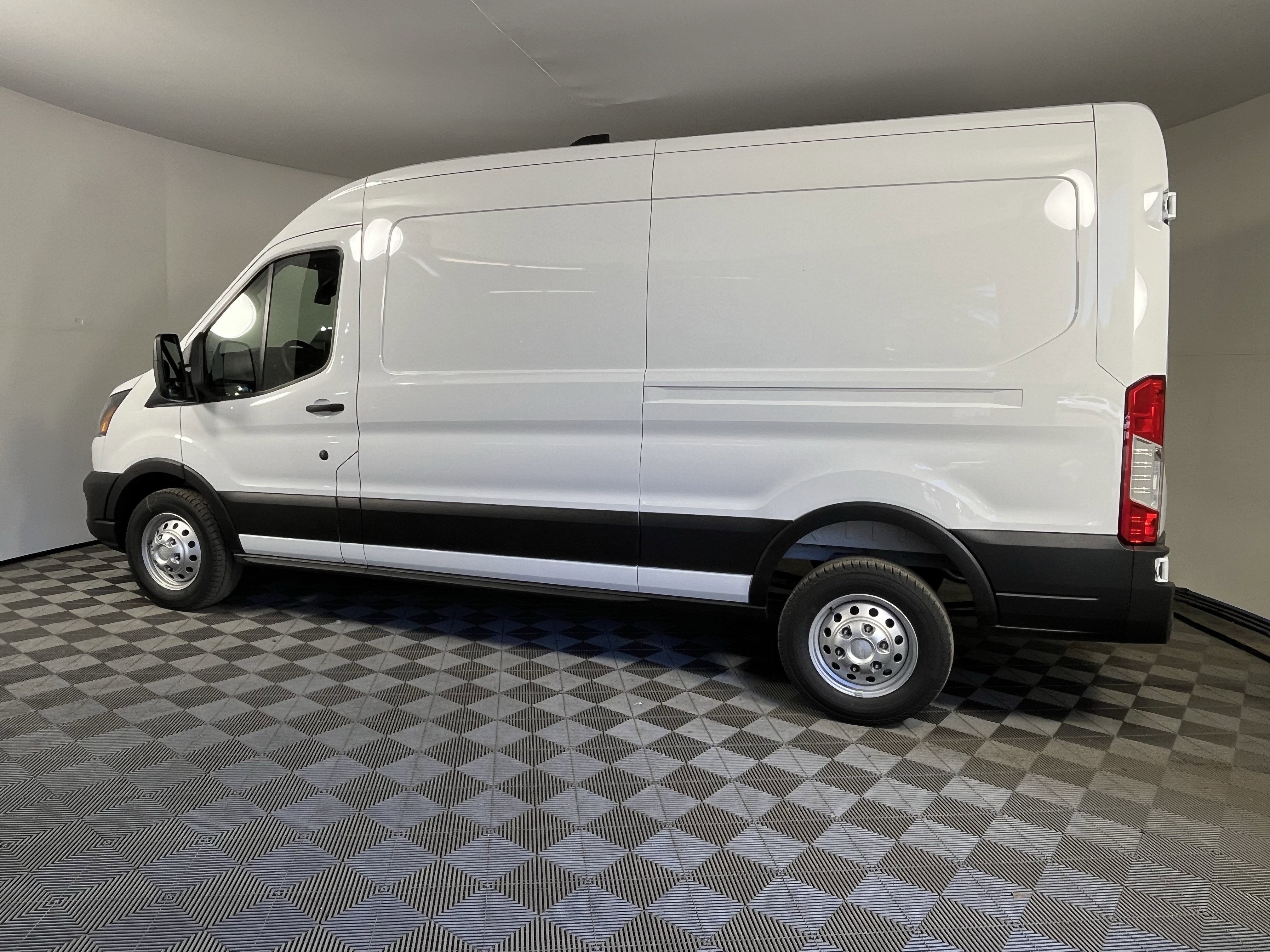 2026 Ford Transit Cargo Van T-250 148 Med Rf 9150 GVWR AWD XL