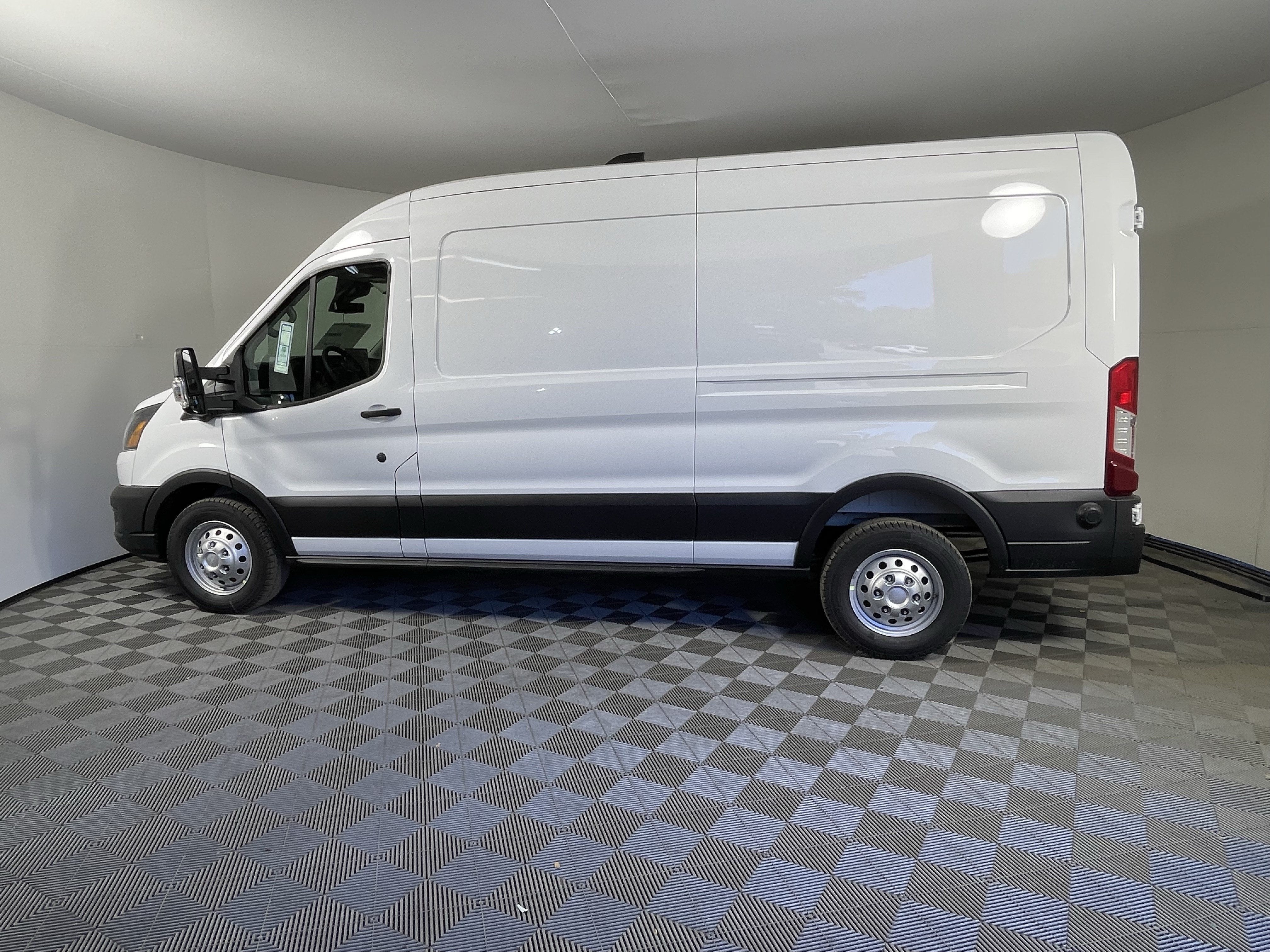 2026 Ford Transit Cargo Van T-250 148 Med Rf 9150 GVWR AWD XL