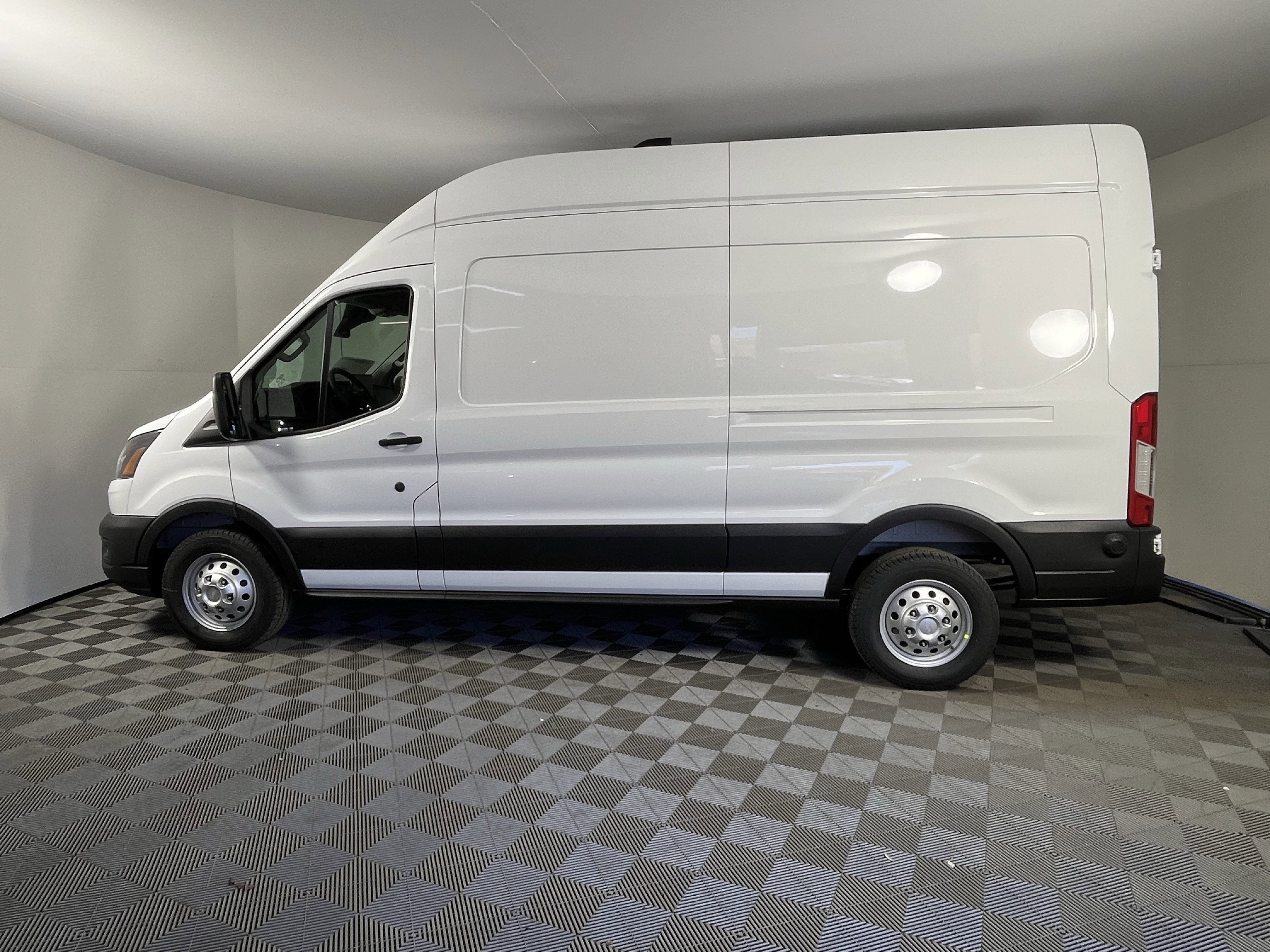 2026 Ford Transit Cargo Van T-350 148 Hi Rf 9500 GVWR RWD XL