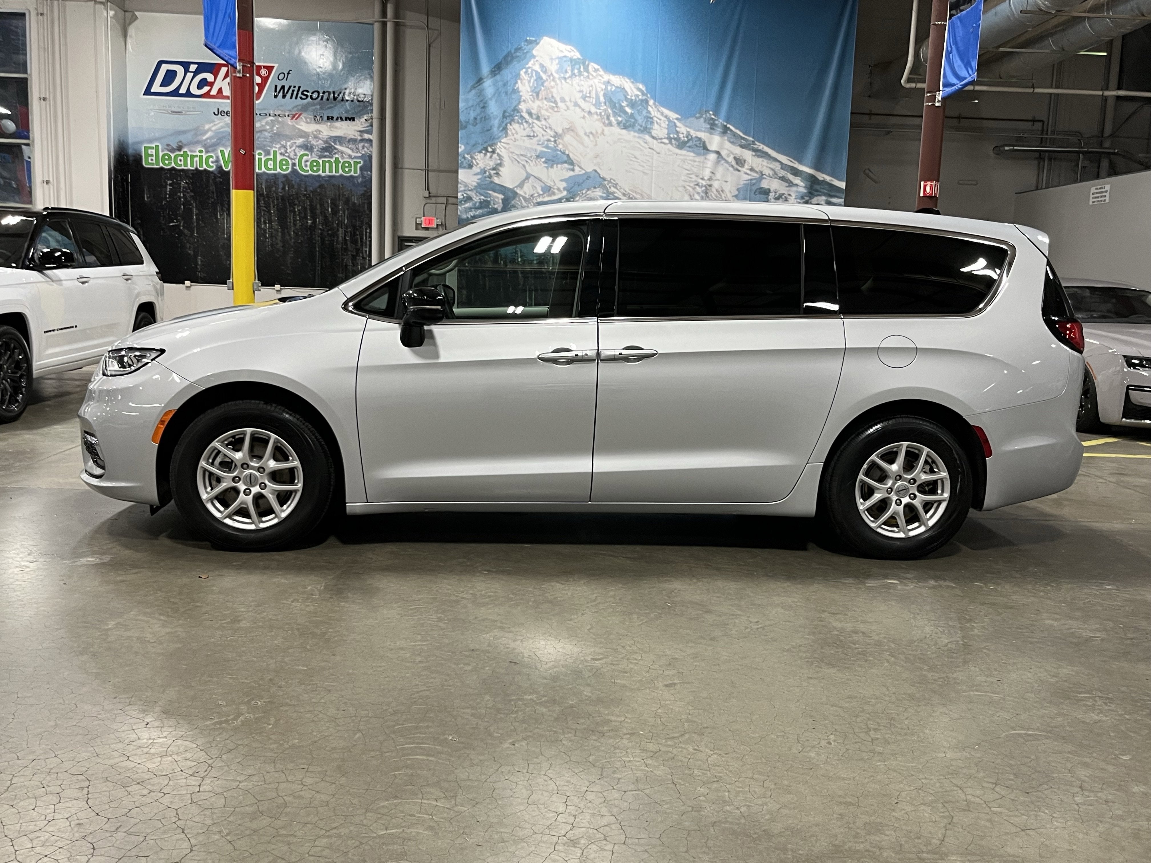 2024 Chrysler Pacifica Touring L