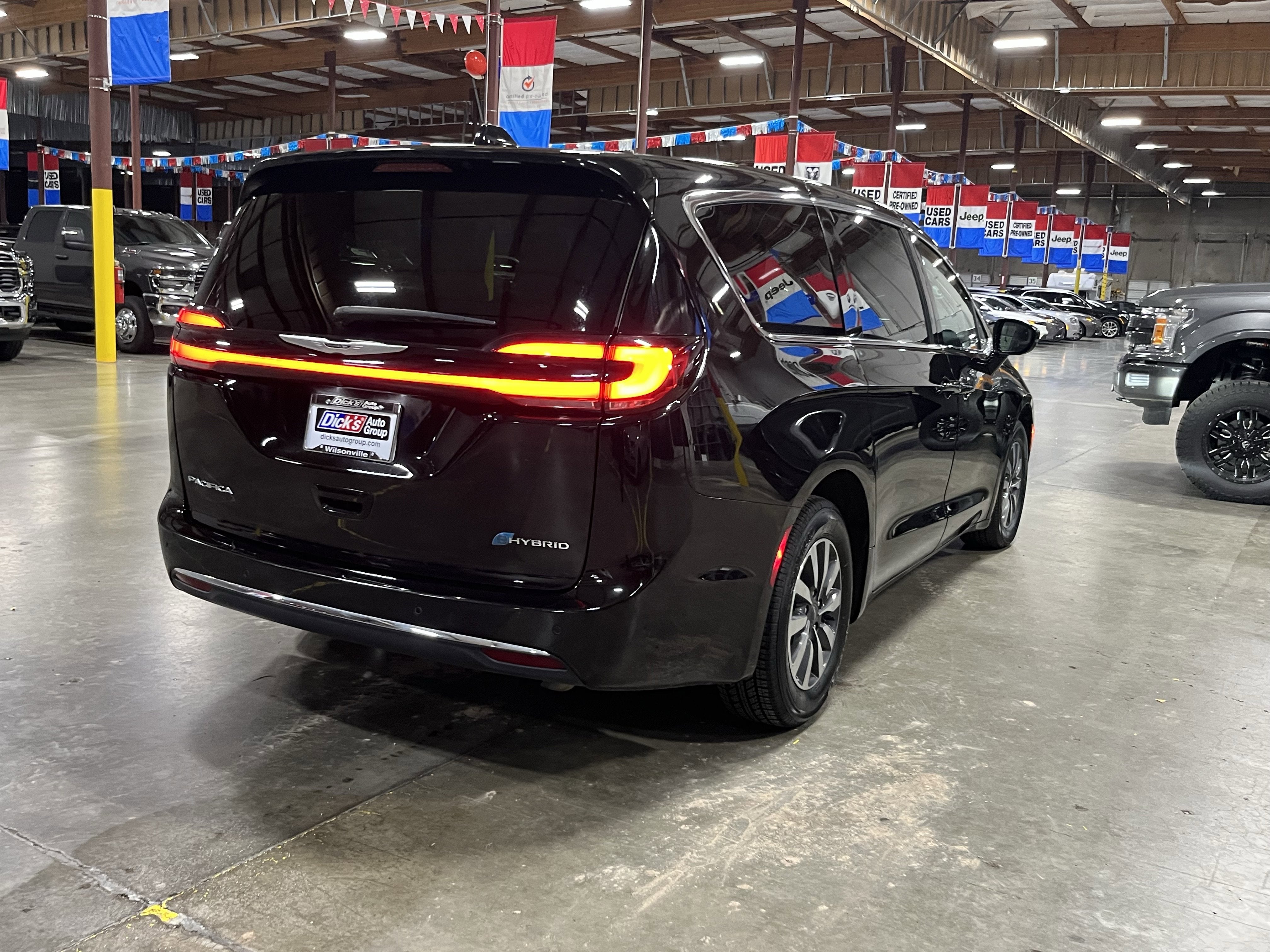 2024 Chrysler Pacifica Hybrid Select