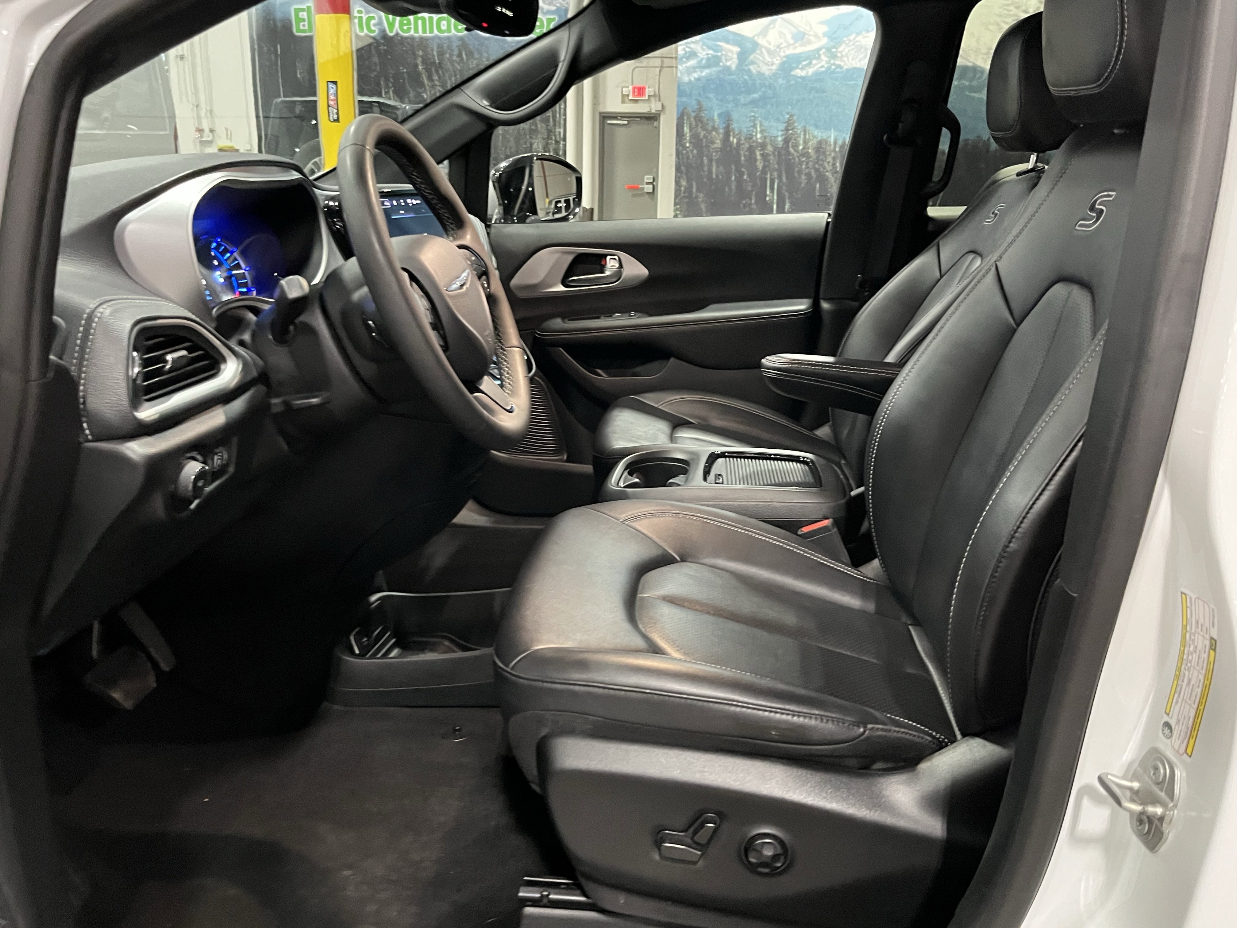 2024 Chrysler Pacifica Hybrid Select