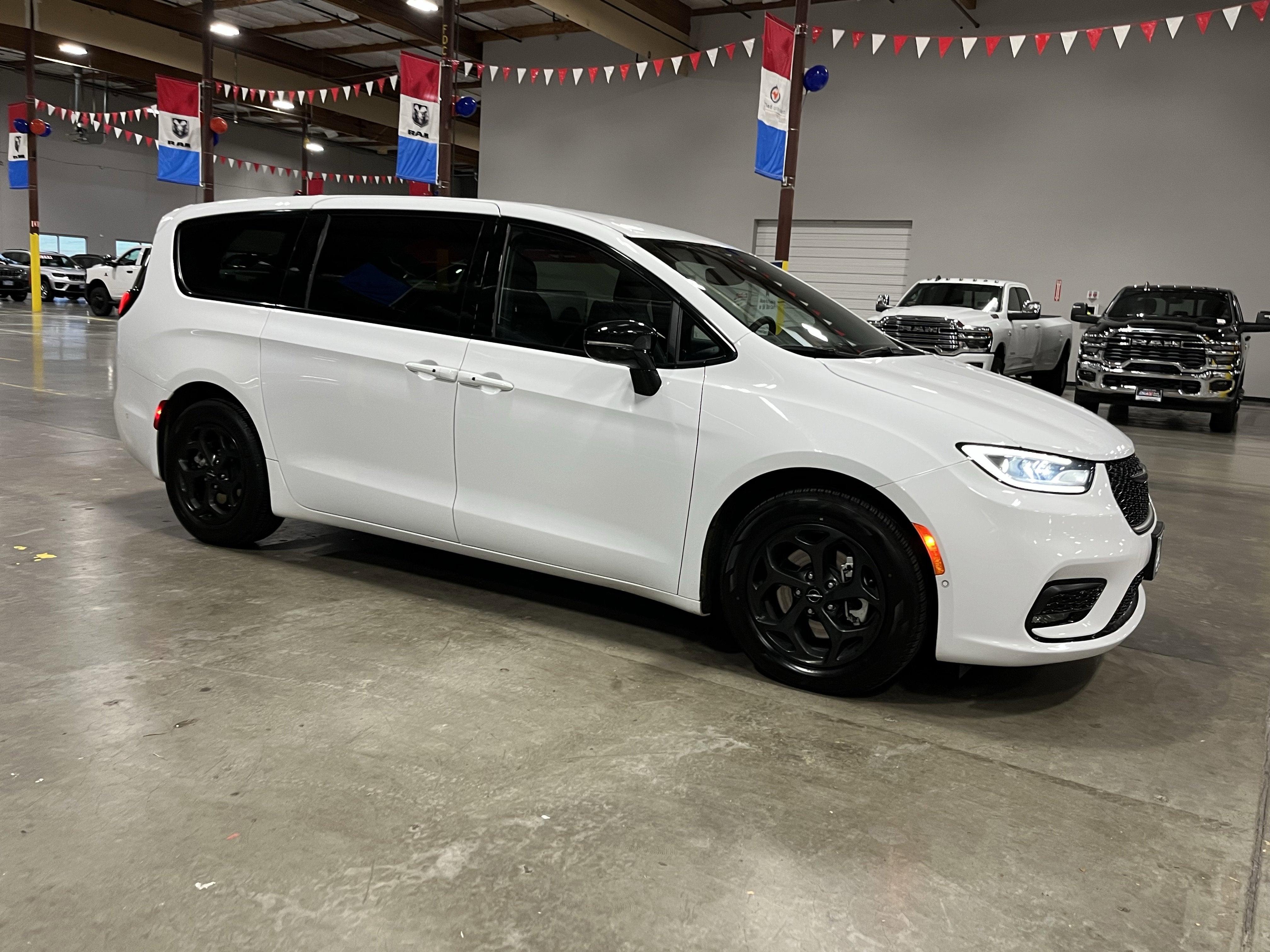 2024 Chrysler Pacifica Hybrid Select