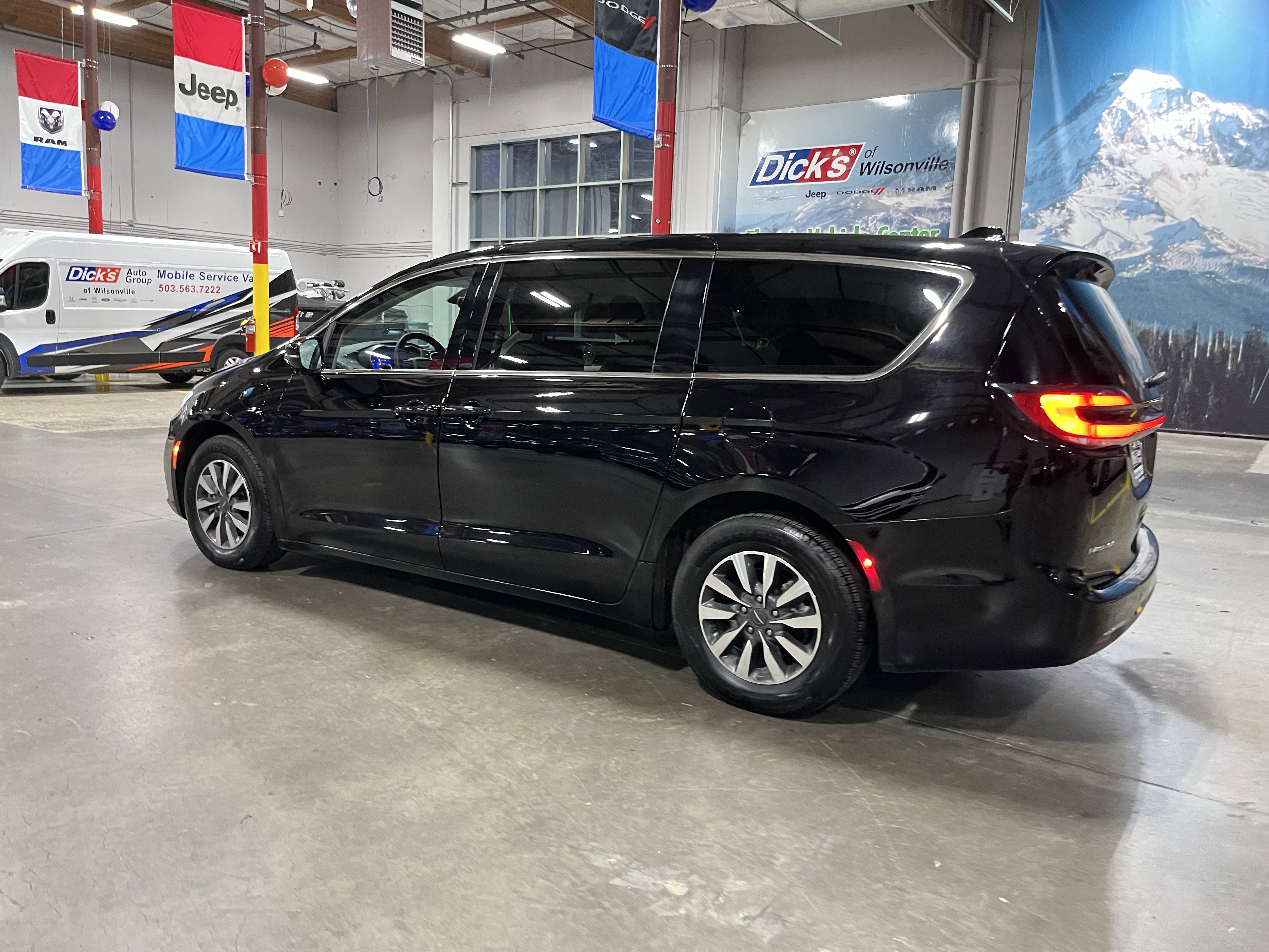 2024 Chrysler Pacifica Hybrid Select
